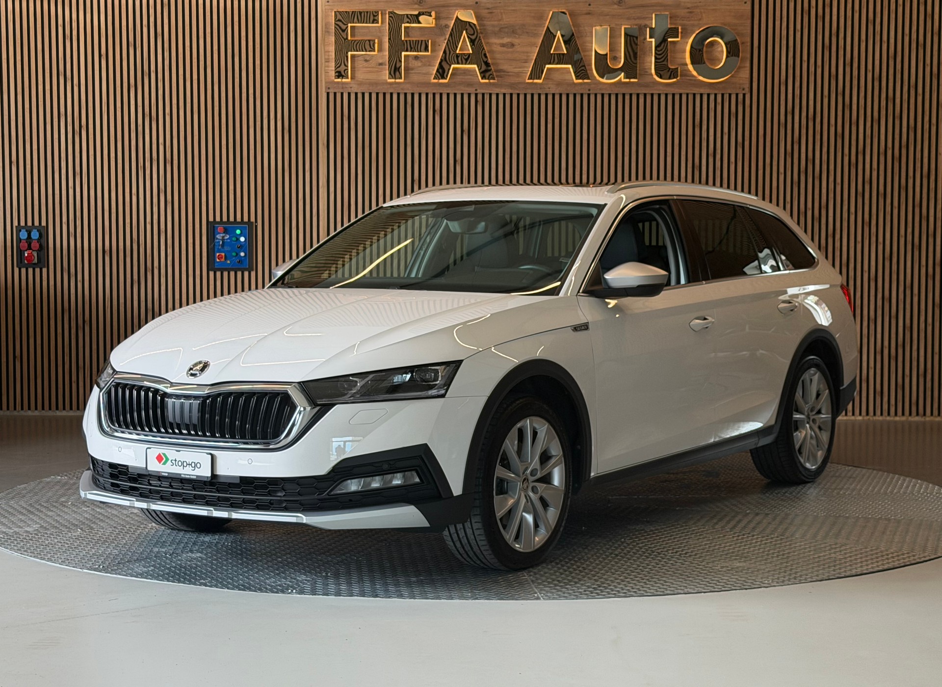 SKODA Octavia Scout 2.0 TDI 4x4 DSG-image-0