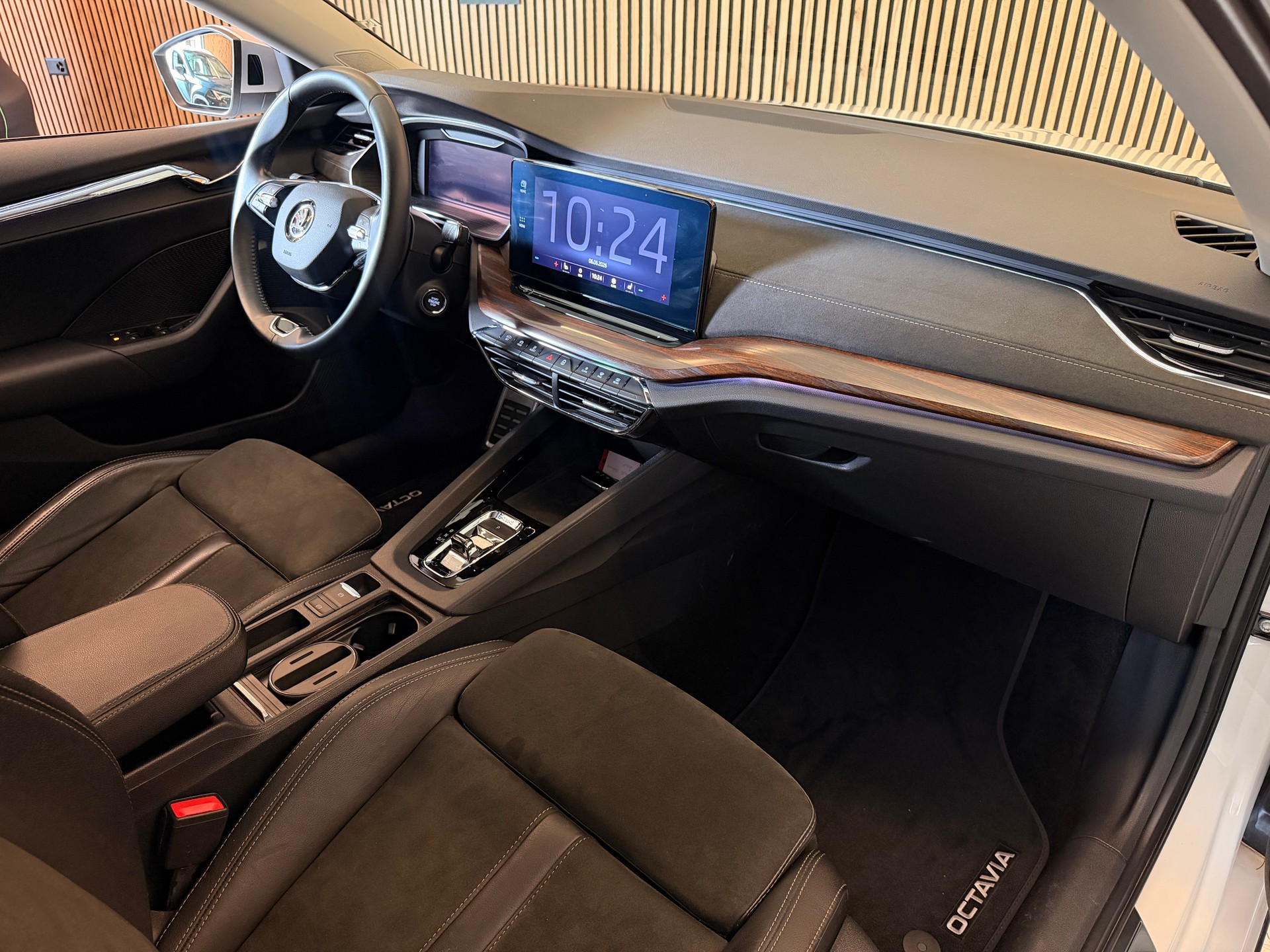 SKODA Octavia Scout 2.0 TDI 4x4 DSG-image-14