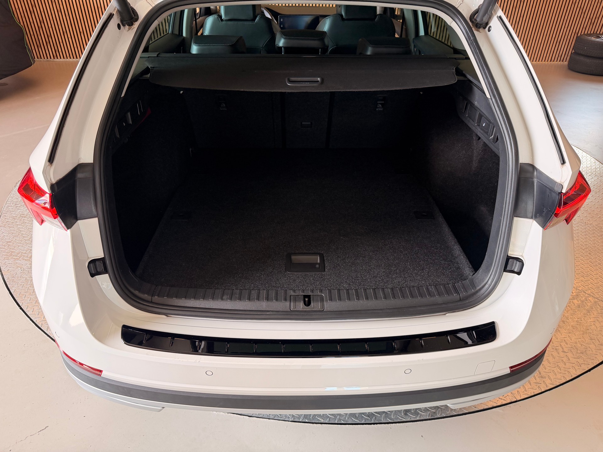 SKODA Octavia Scout 2.0 TDI 4x4 DSG-image-11