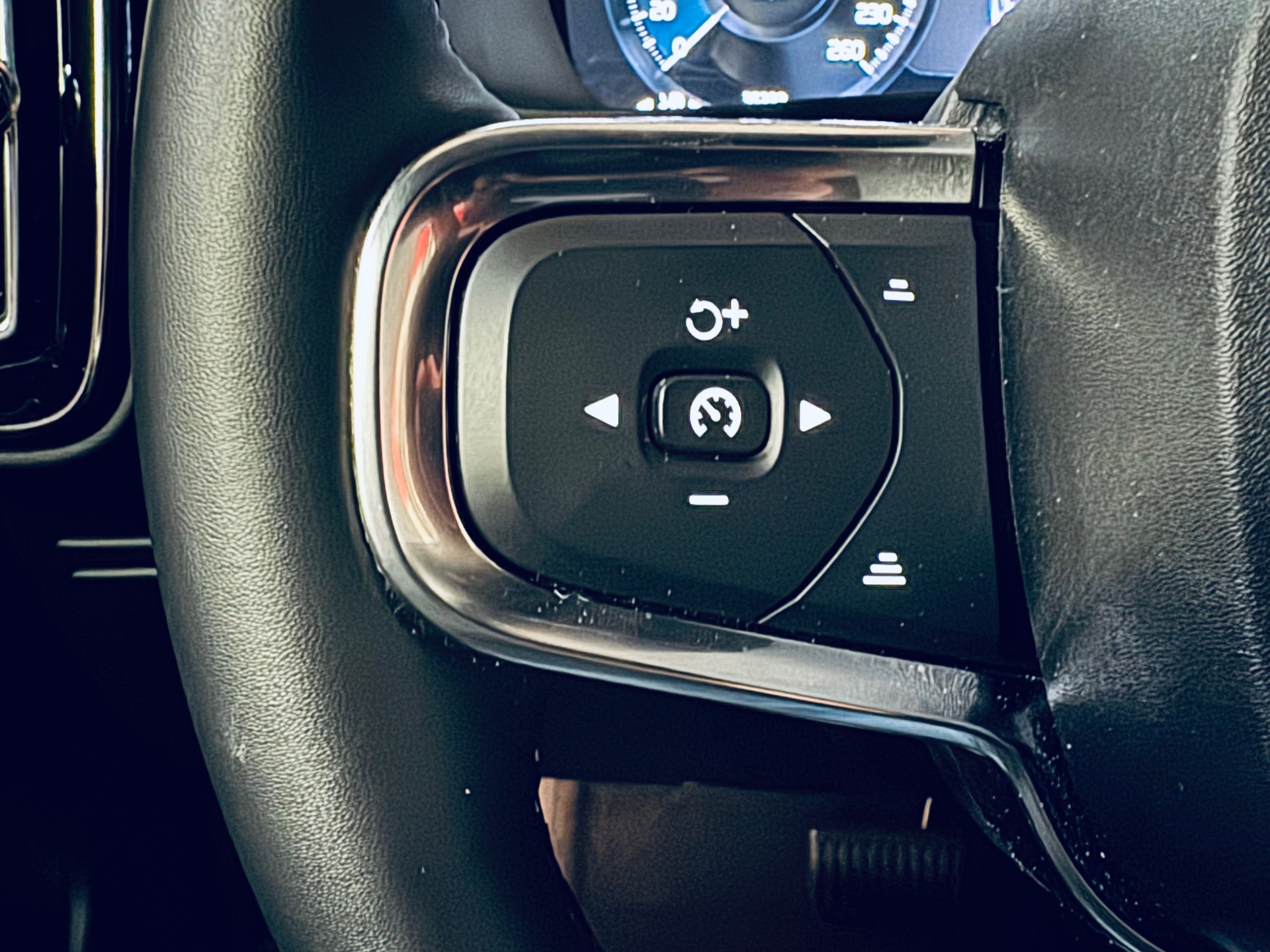 VOLVO XC40 T5 PHEV Ultimate Dark DCT-image-26