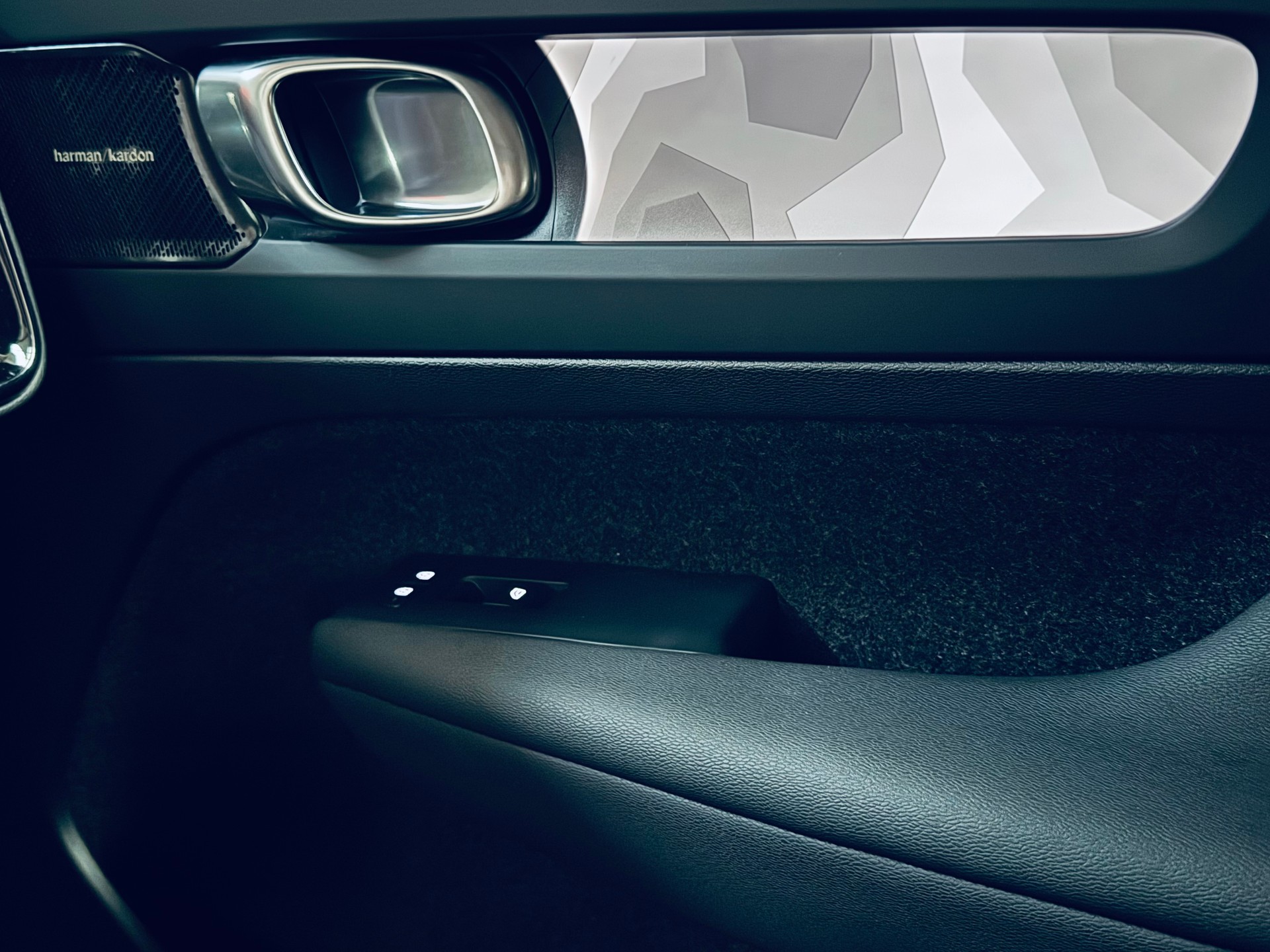 VOLVO XC40 T5 PHEV Ultimate Dark DCT-image-24