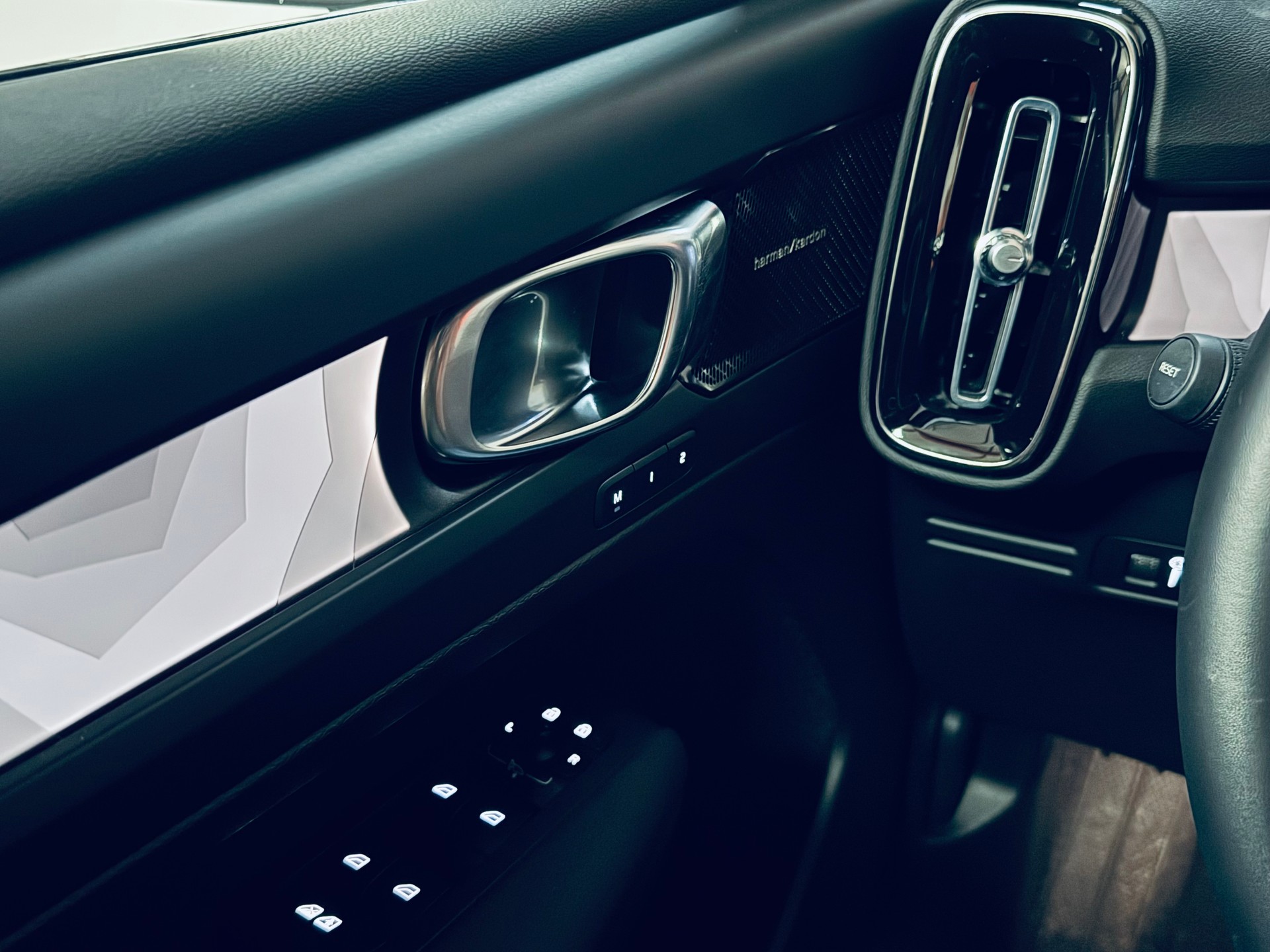 VOLVO XC40 T5 PHEV Ultimate Dark DCT-image-27