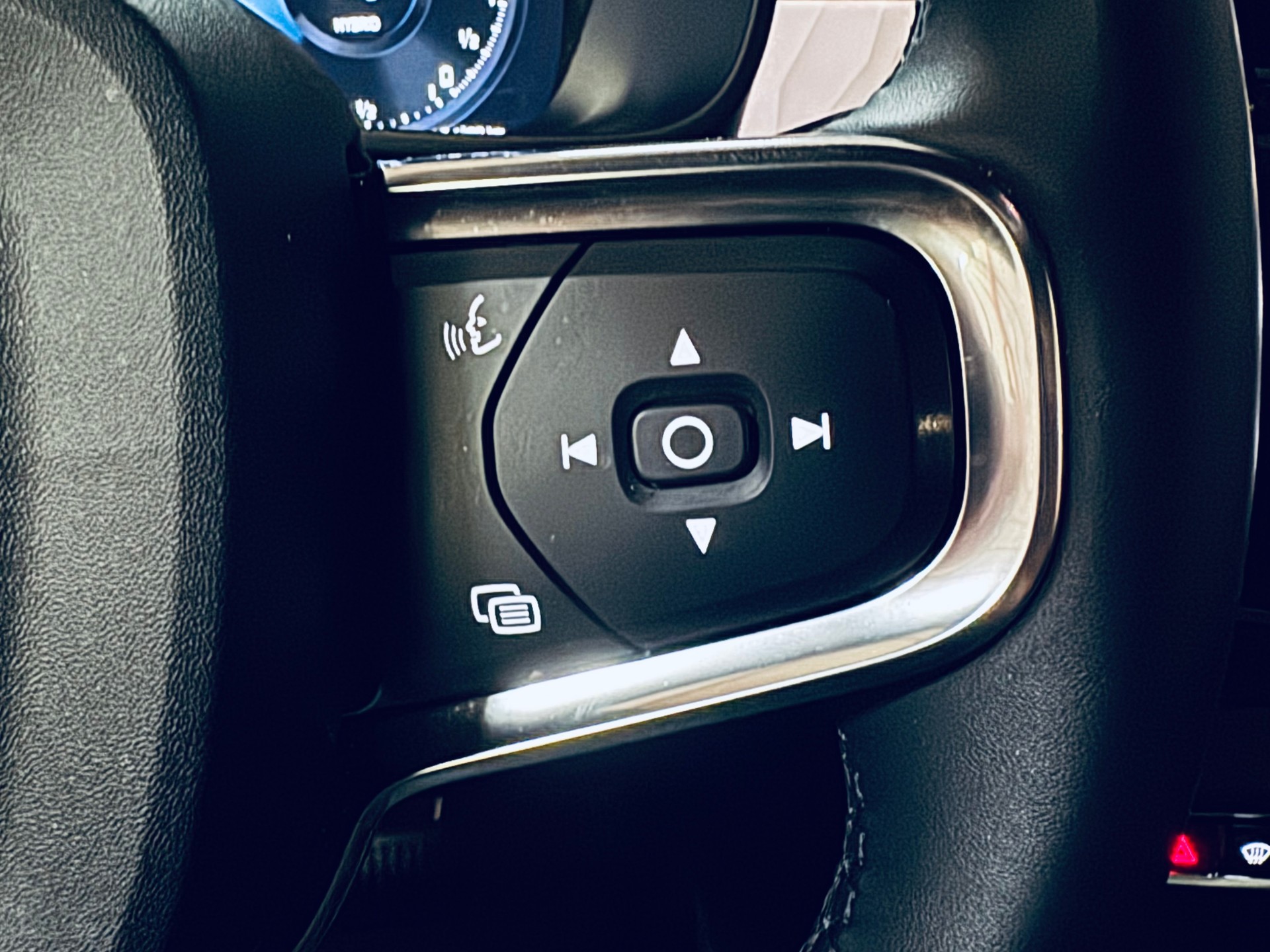 VOLVO XC40 T5 PHEV Ultimate Dark DCT-image-25