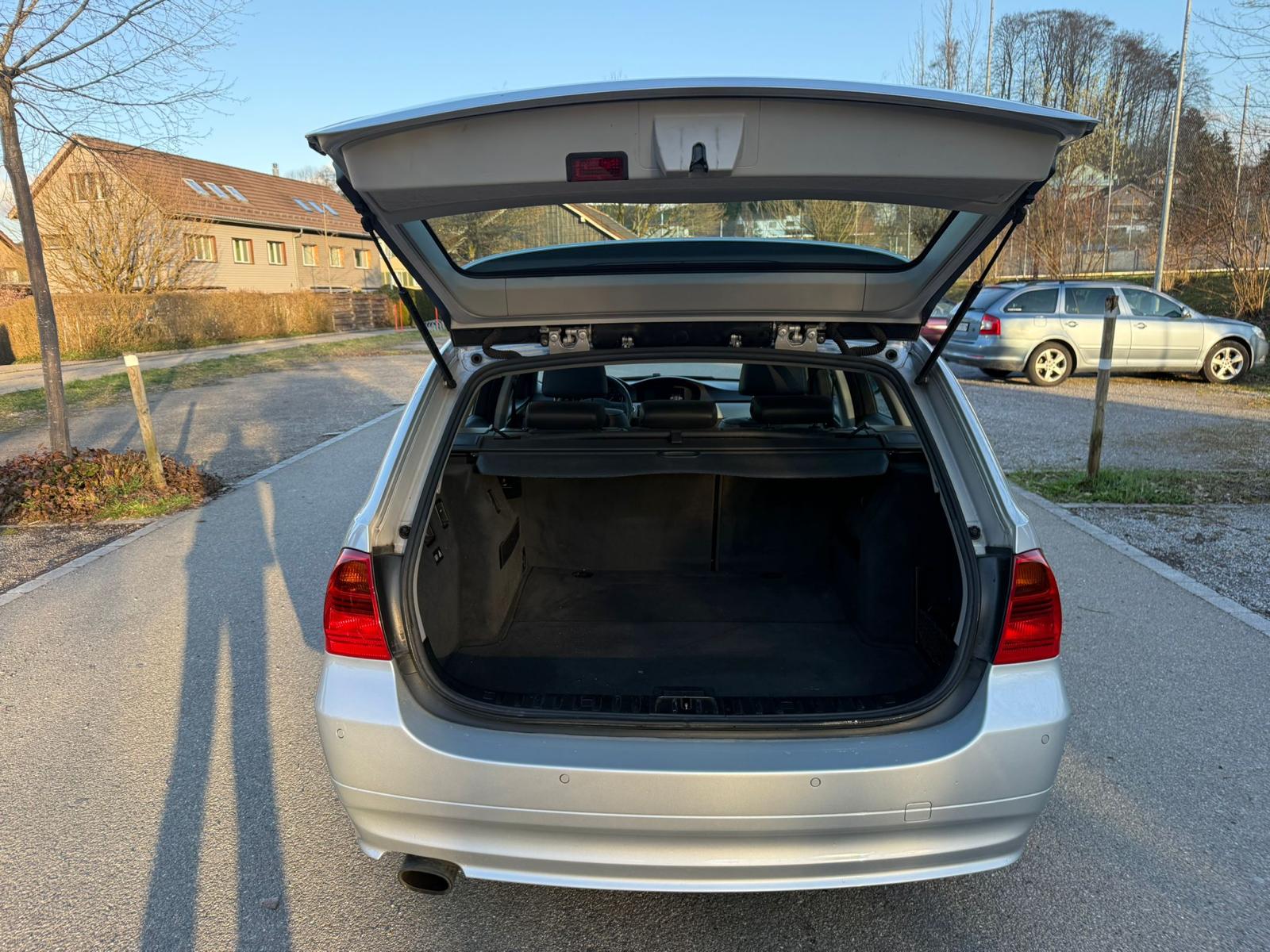 BMW 318i Touring Steptronic-image-3