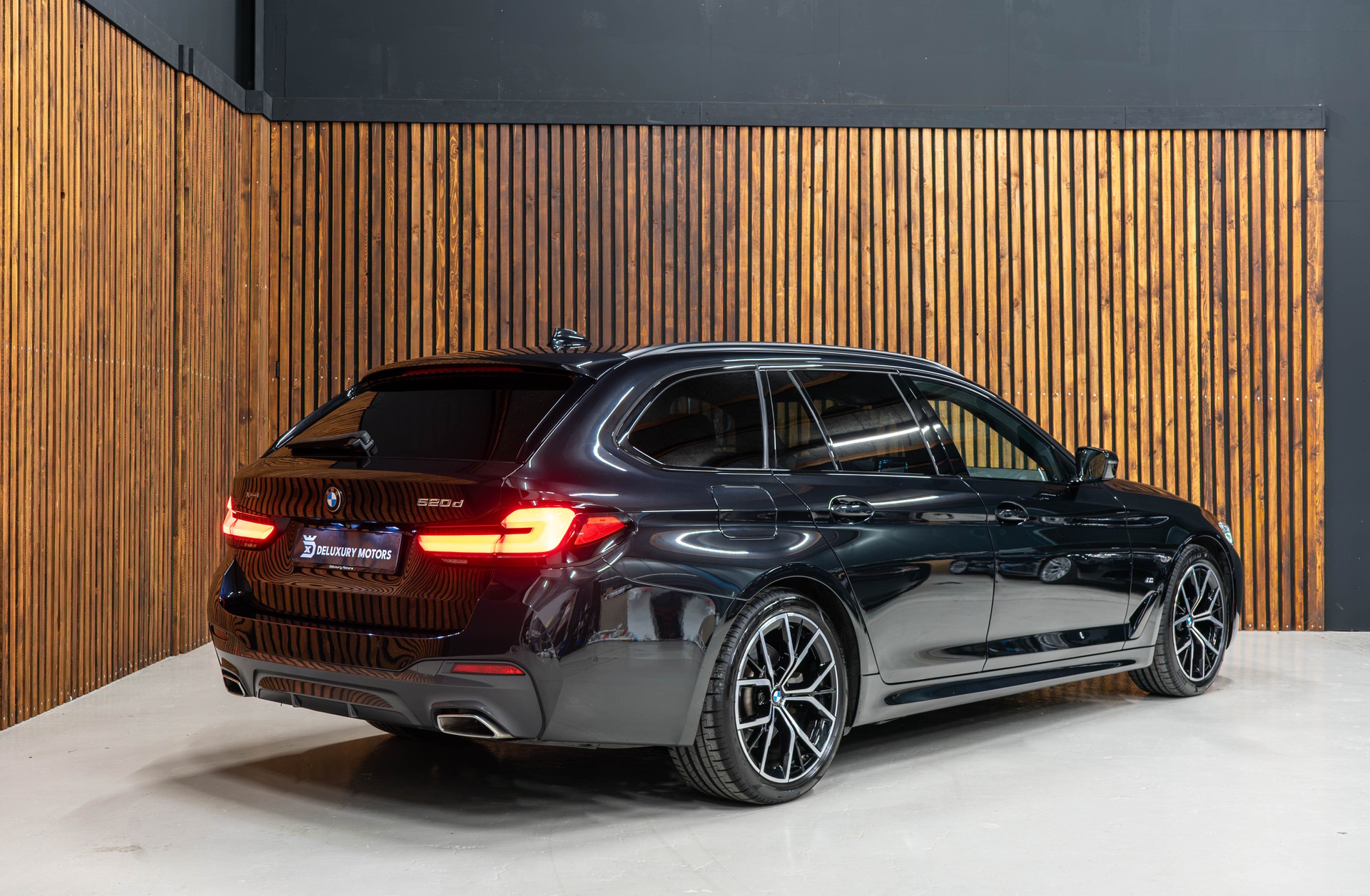BMW 520d xDrive Touring-image-1