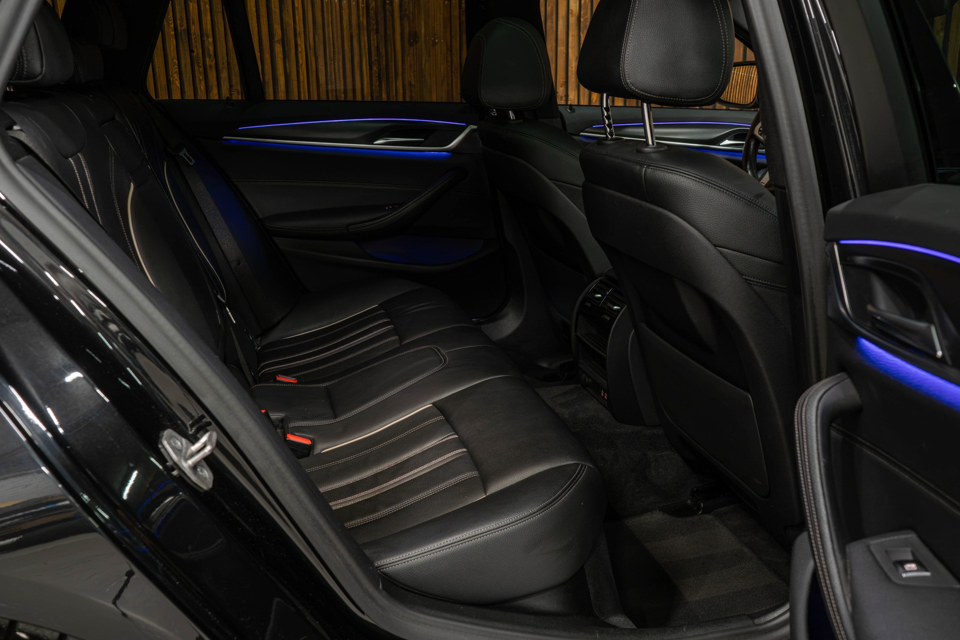 BMW 520d xDrive Touring-image-10