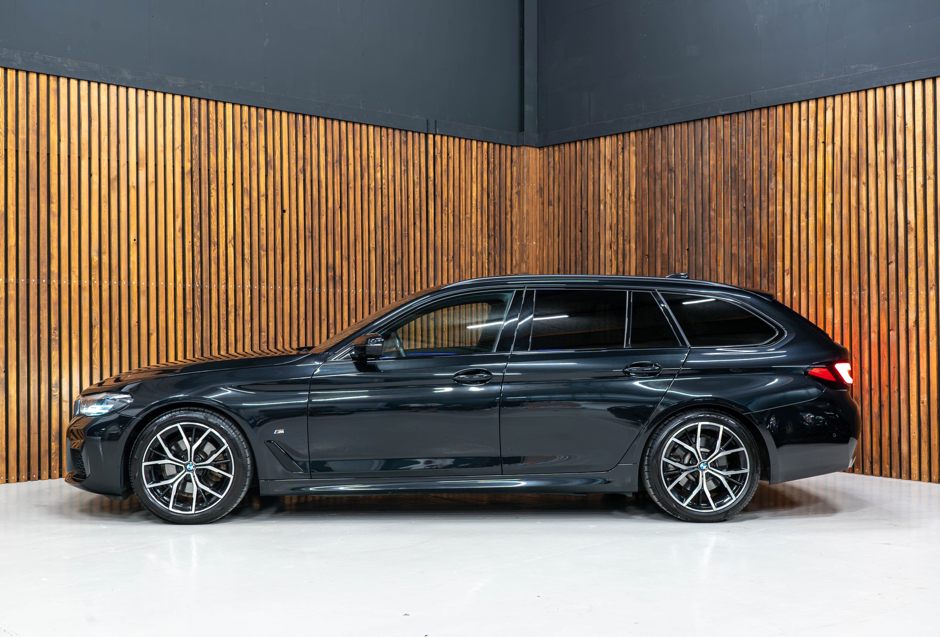 BMW 520d xDrive Touring-image-4