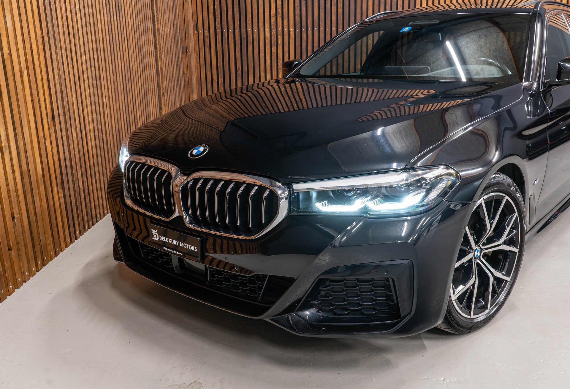BMW 520d xDrive Touring-image-2