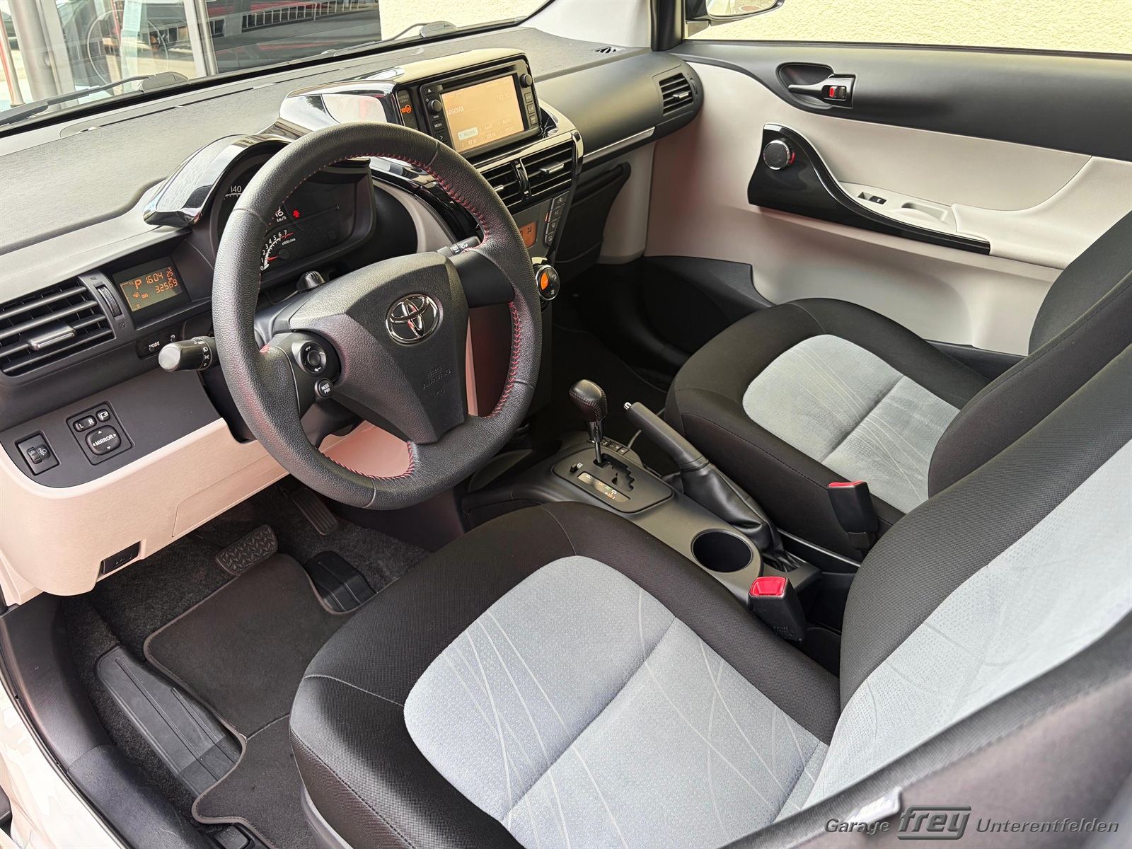 TOYOTA iQ 1.33 Dual VVT-i Sol Multidrive-image-8