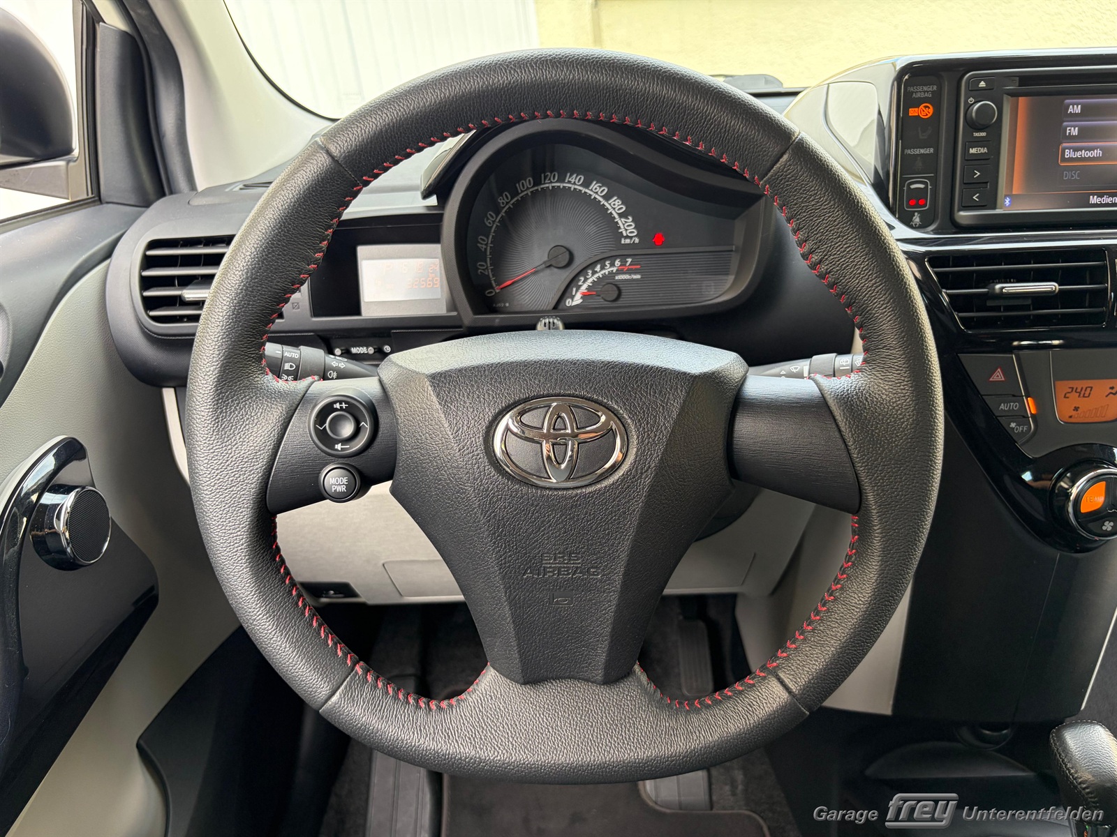 TOYOTA iQ 1.33 Dual VVT-i Sol Multidrive-image-10