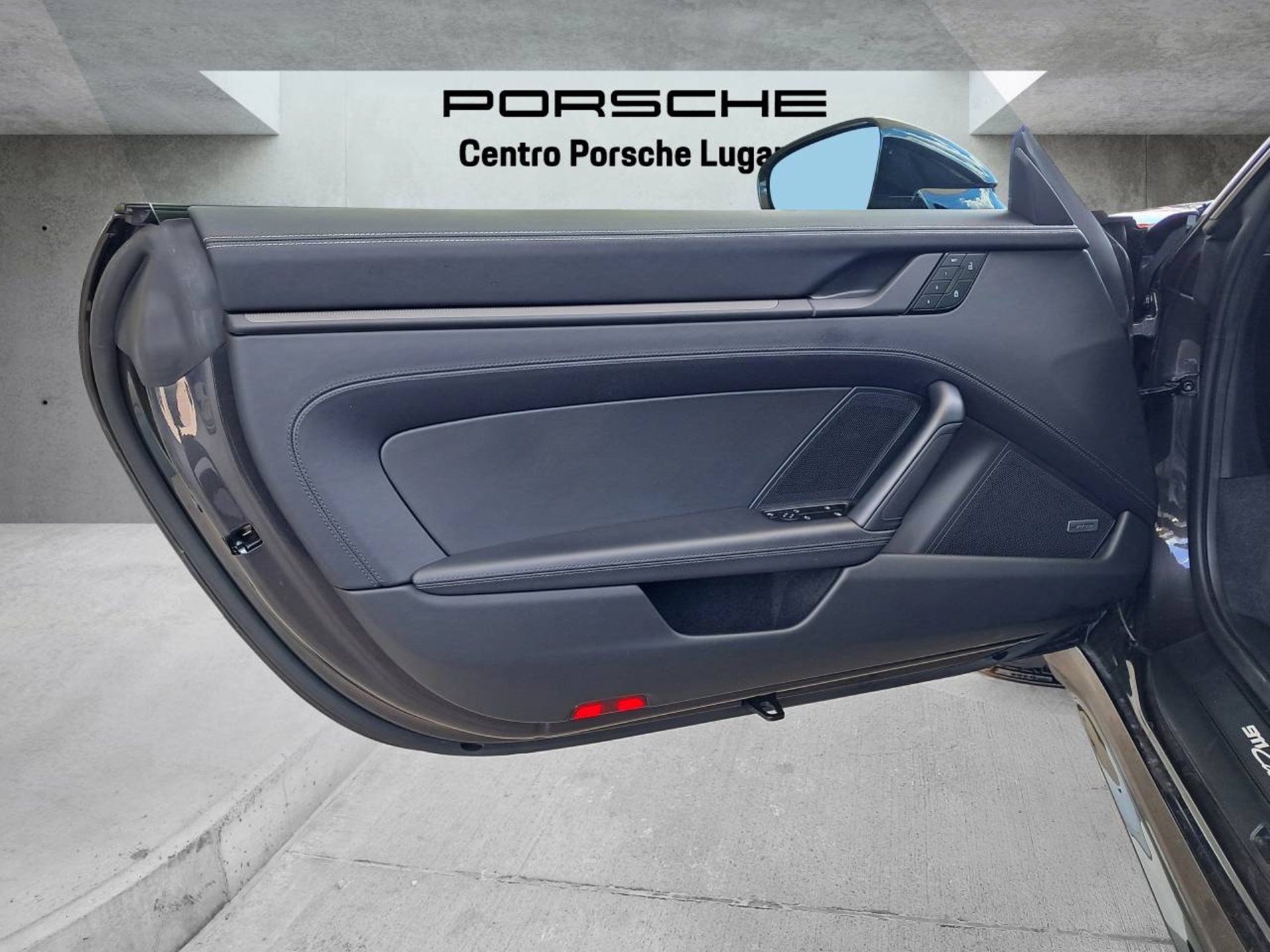 PORSCHE 911 Carrera 4 GTS-image-22