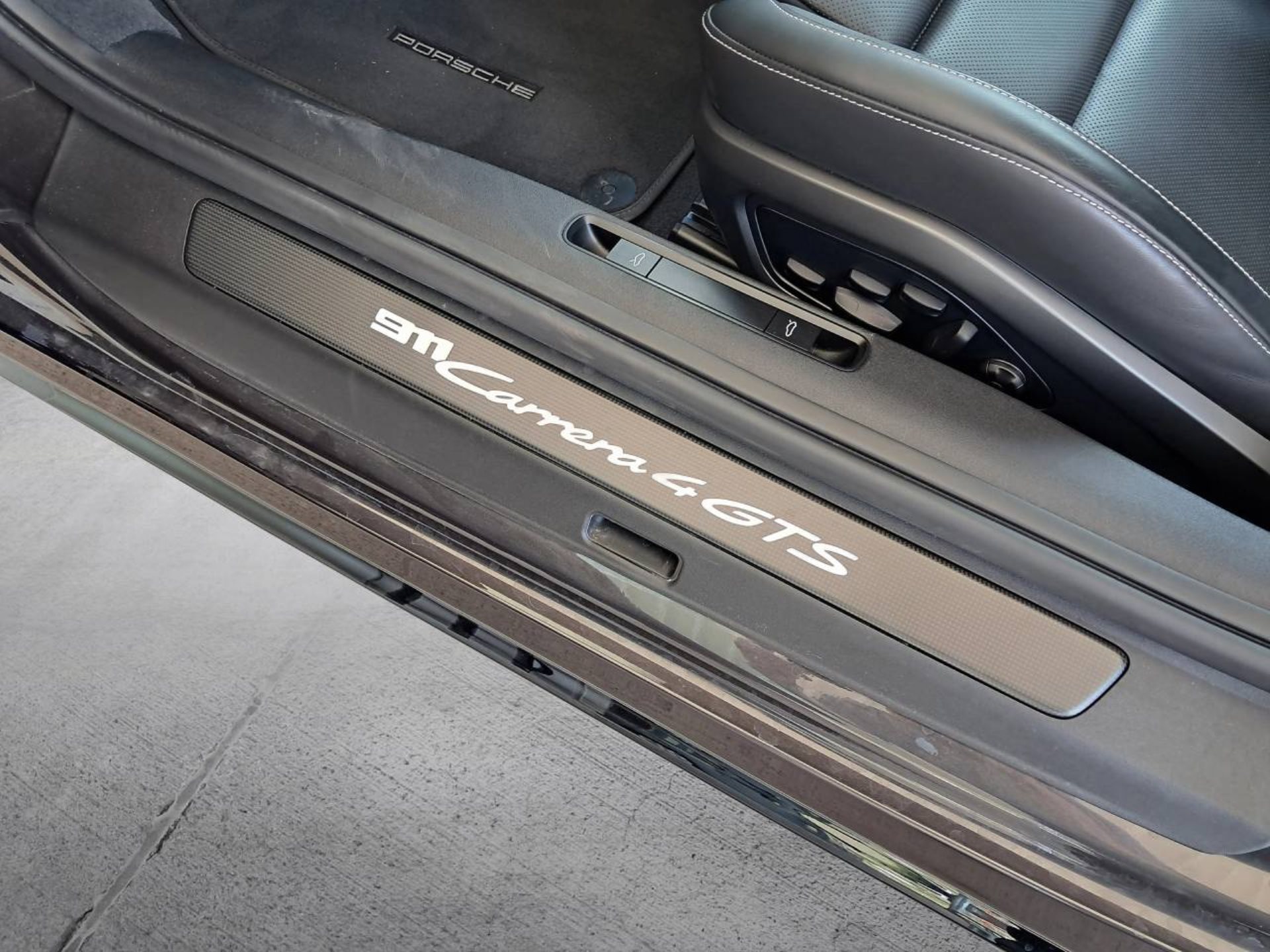 PORSCHE 911 Carrera 4 GTS-image-24