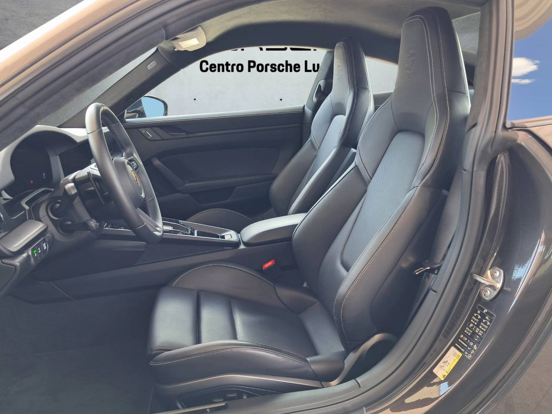 PORSCHE 911 Carrera 4 GTS-image-4
