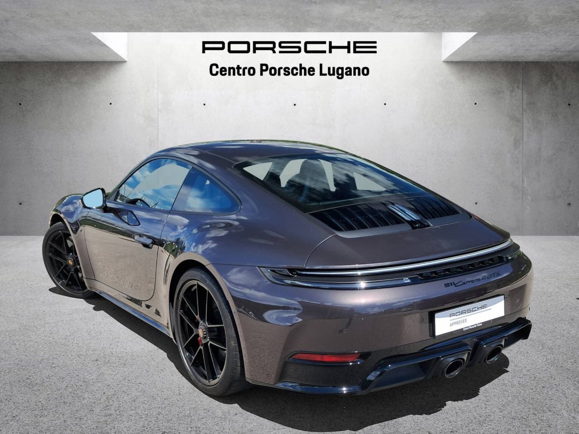 PORSCHE 911 Carrera 4 GTS-image-2