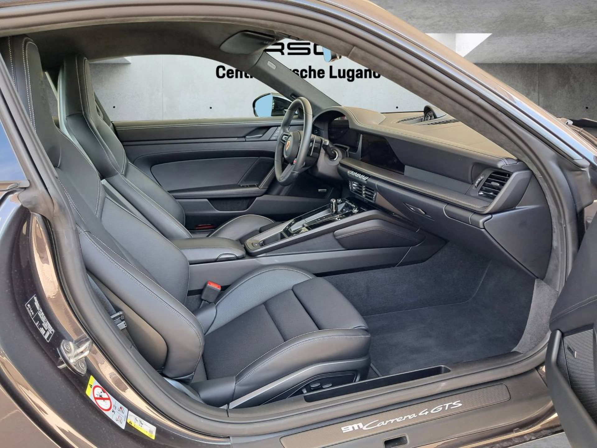 PORSCHE 911 Carrera 4 GTS-image-12