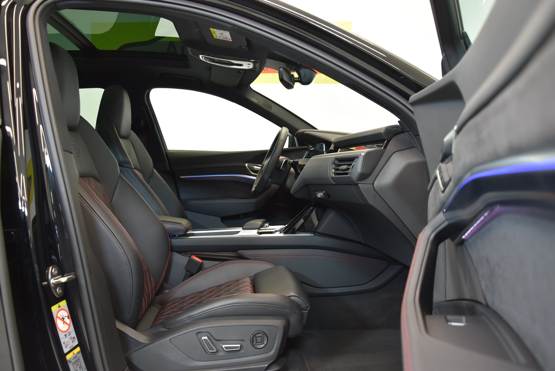 AUDI Q8 55 e-tron Black Edition quattro-image-3
