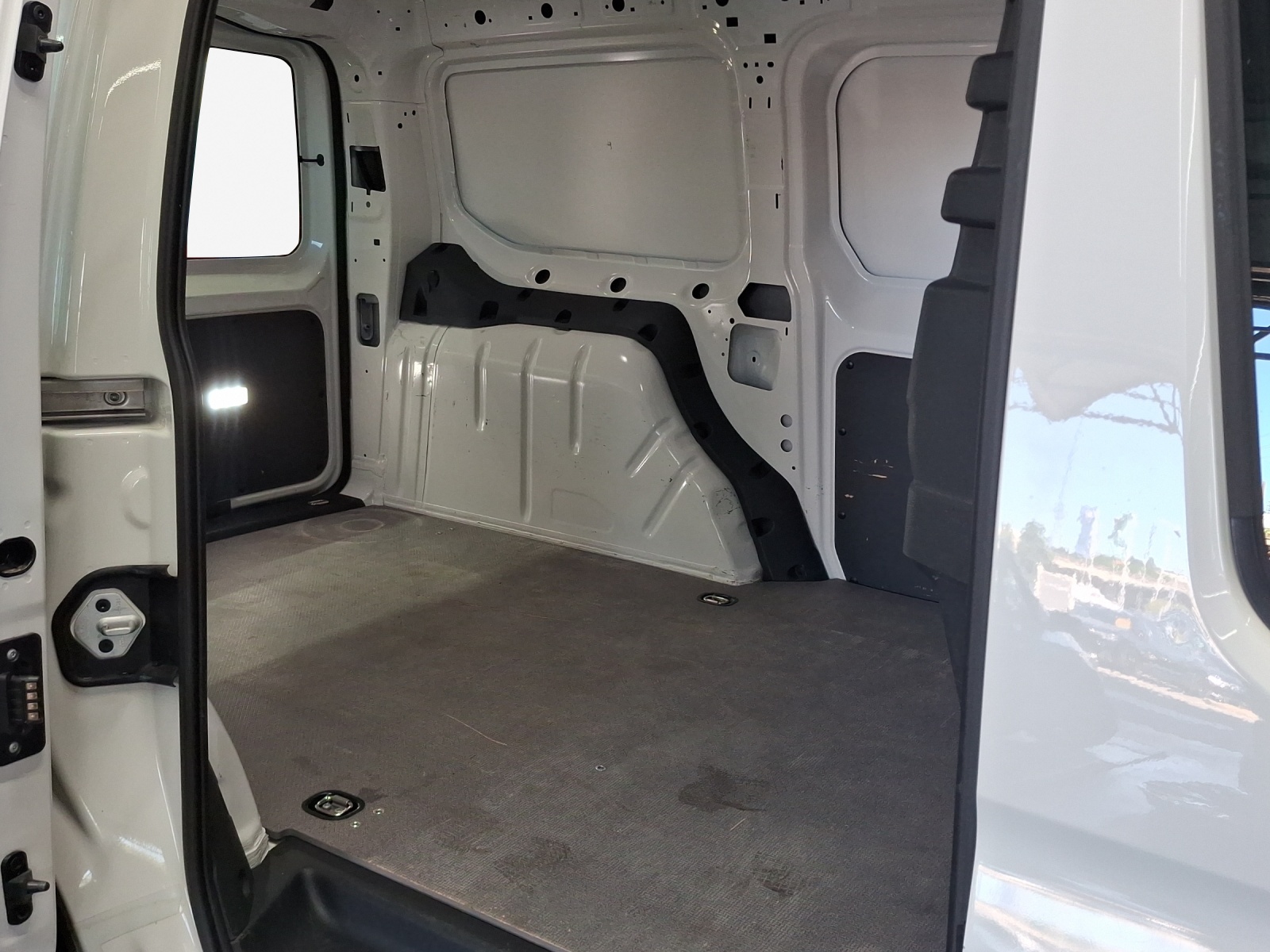 VW Caddy Cargo 2.0TDI Maxi 4Motion-image-11
