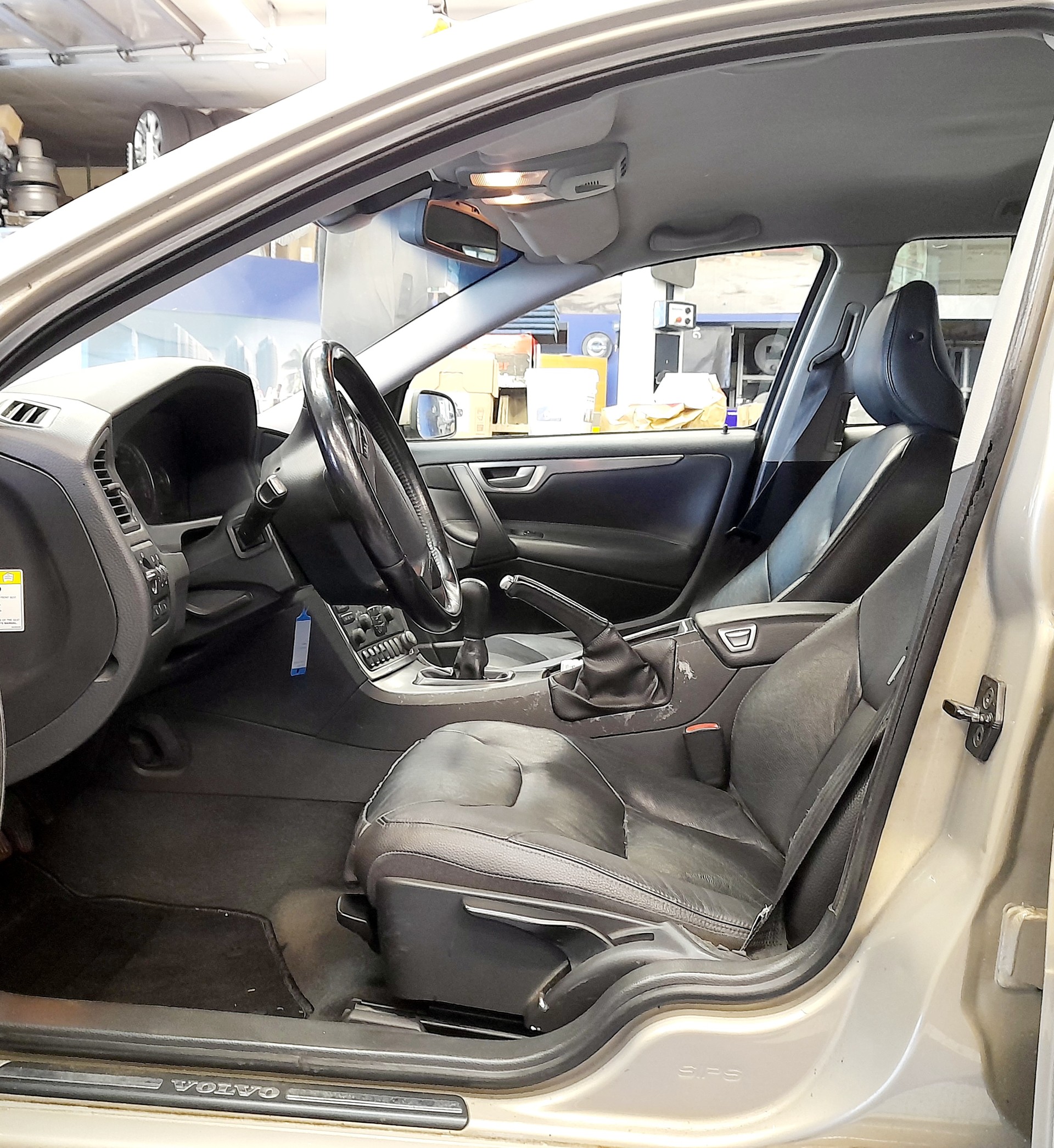 VOLVO V70 2.4 Momentum-image-7