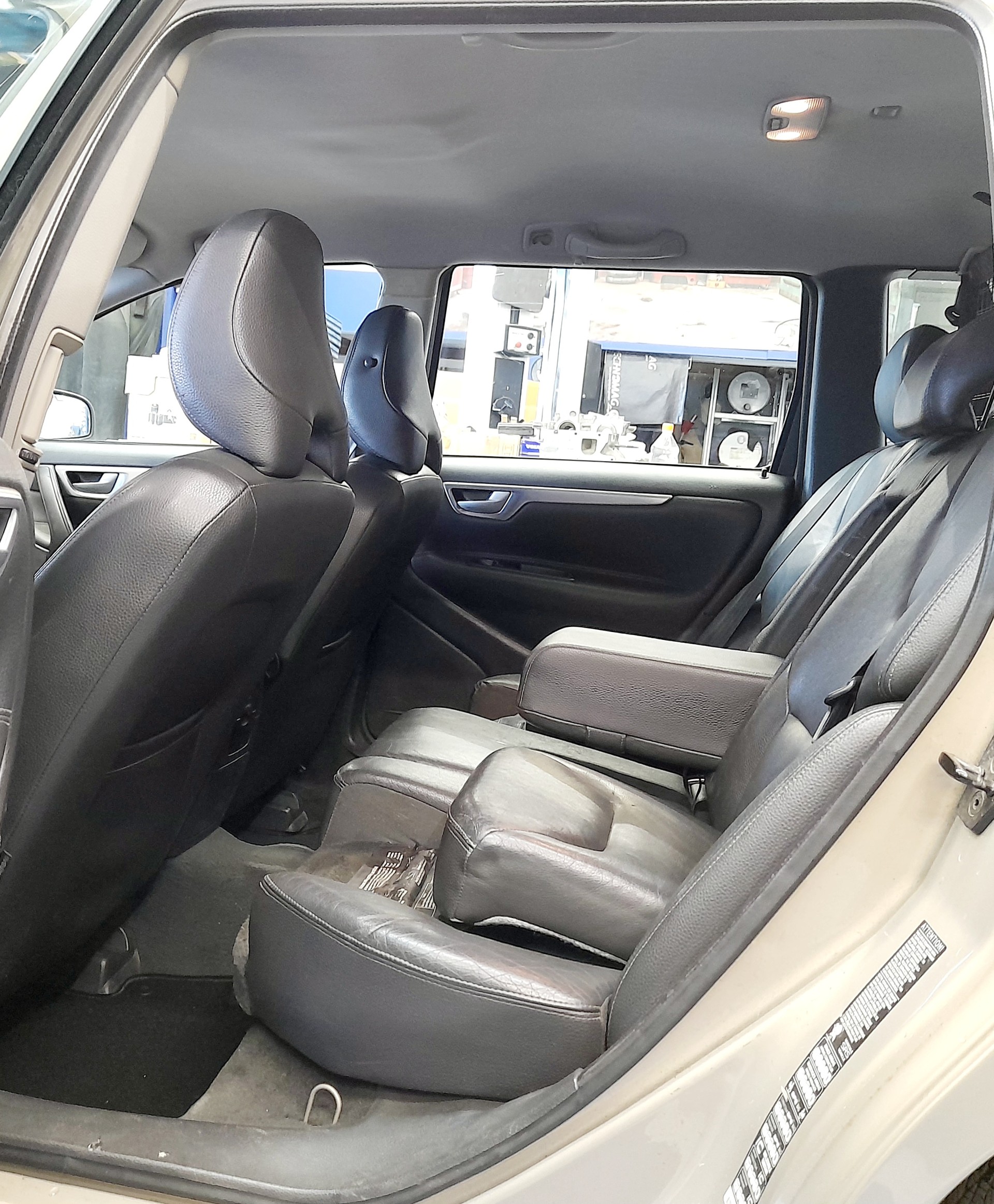 VOLVO V70 2.4 Momentum-image-8