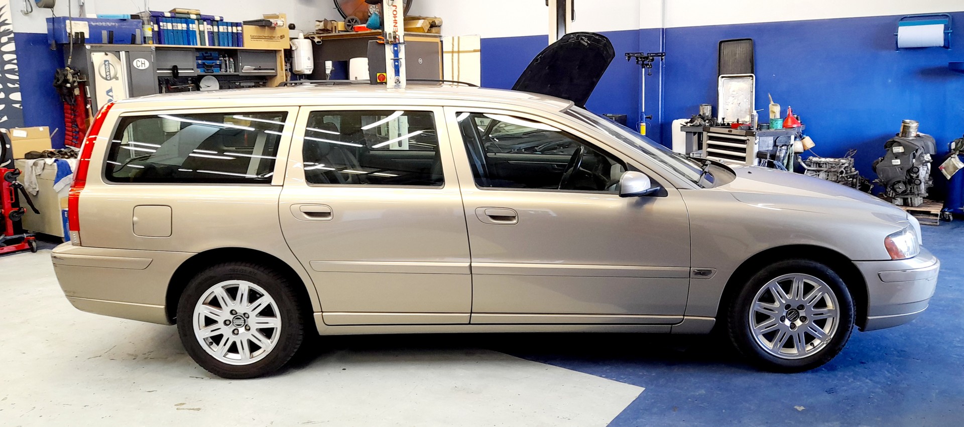 VOLVO V70 2.4 Momentum-image-2