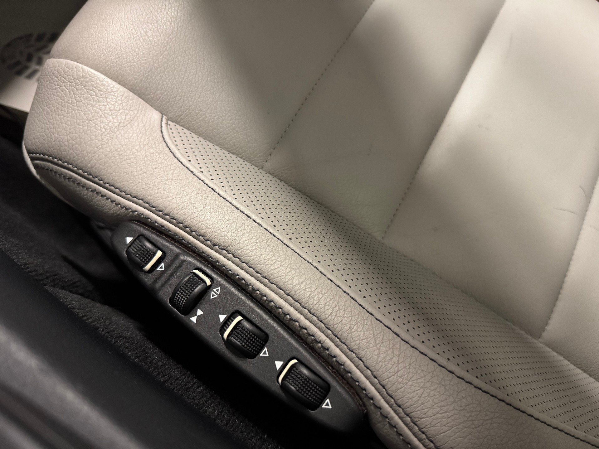 MERCEDES-BENZ E 250 7G-Tronic AMG LINE-image-29