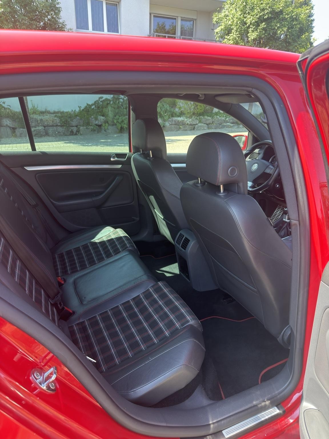 VW 2.0 FSI T GTI Edition 30-image-3