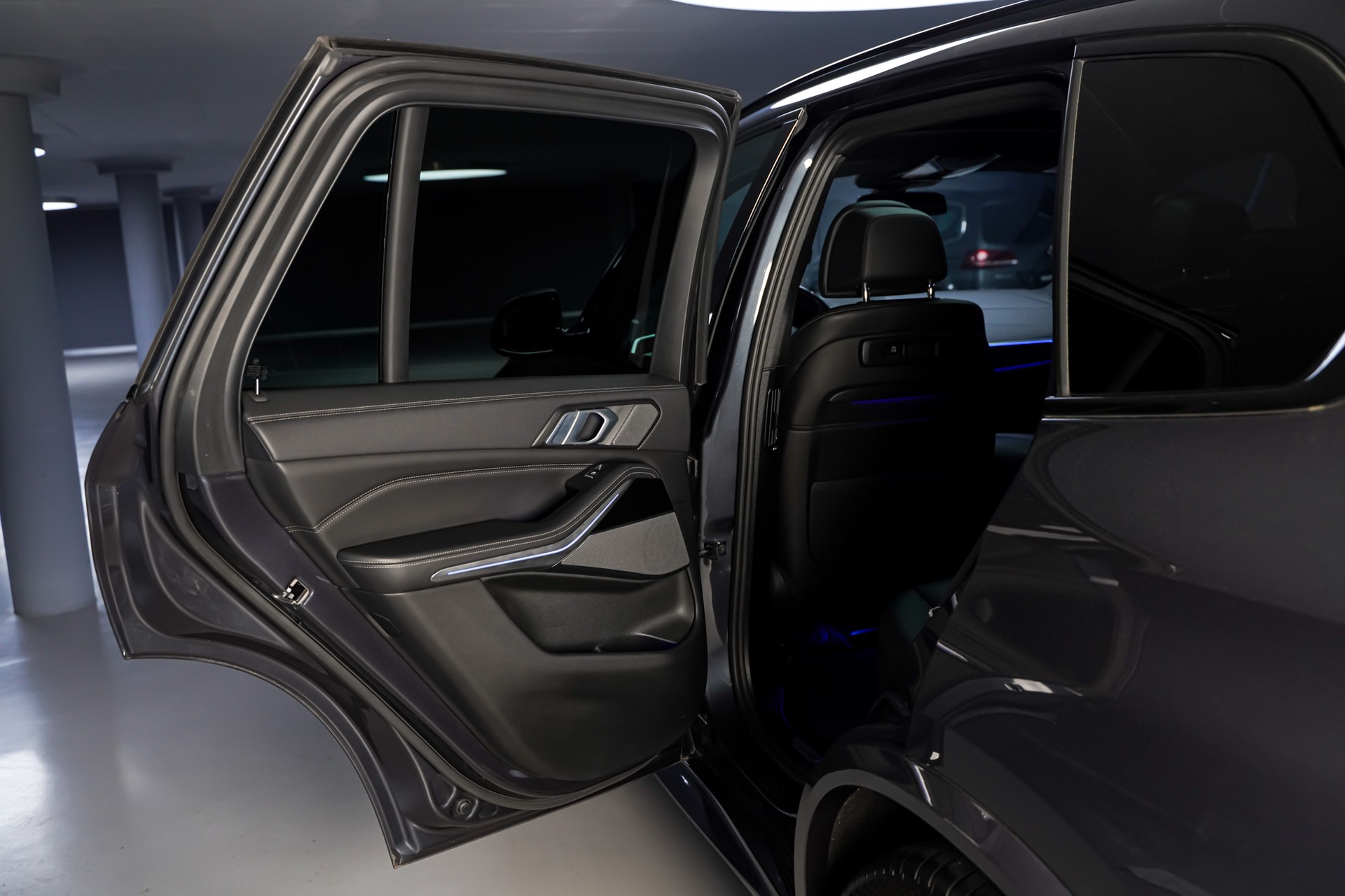 BMW X5 xDrive M50i Steptronic-image-13