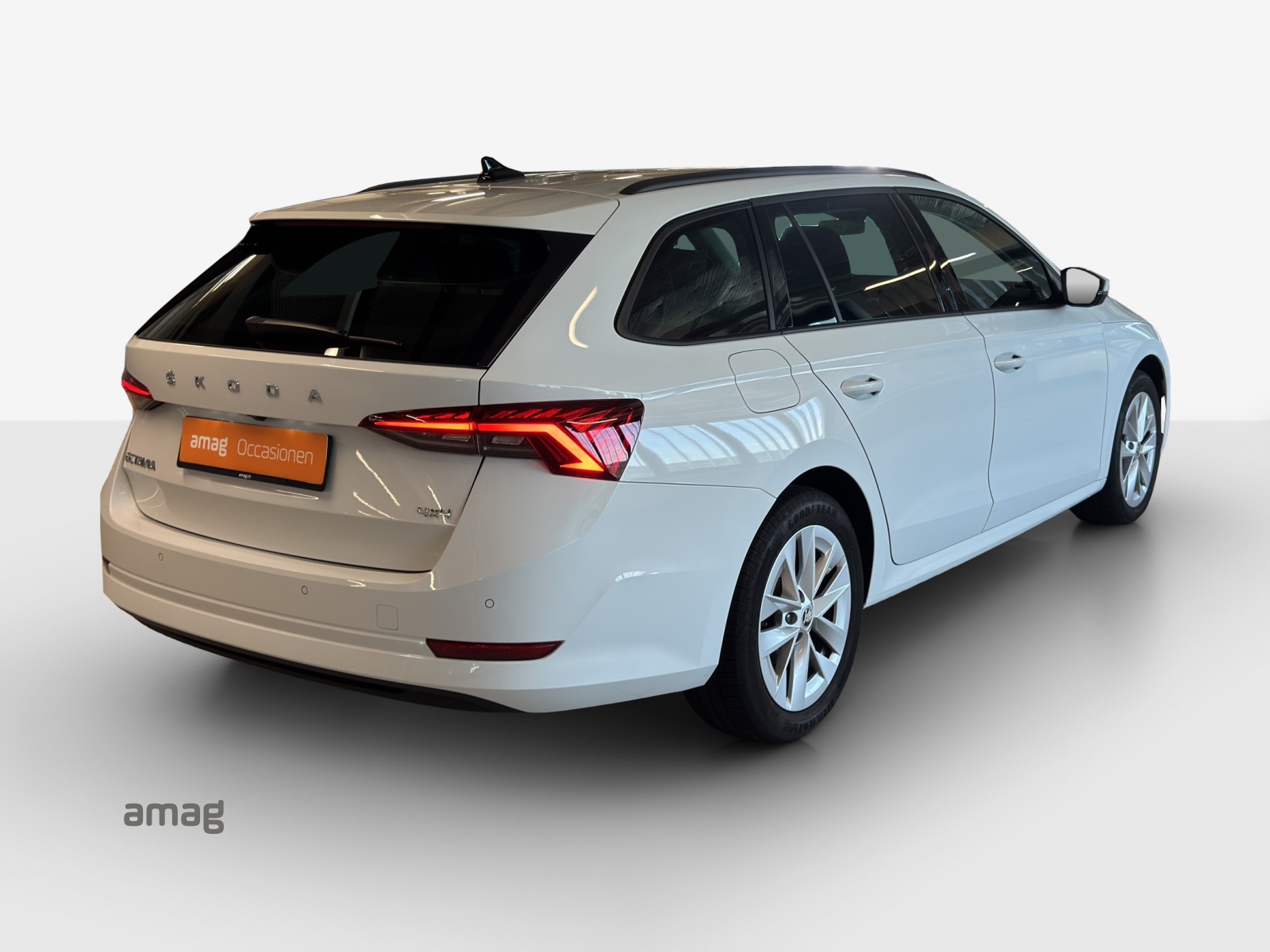 SKODA Octavia Combi 2.0 TSI Style DSG 4x4-image-4