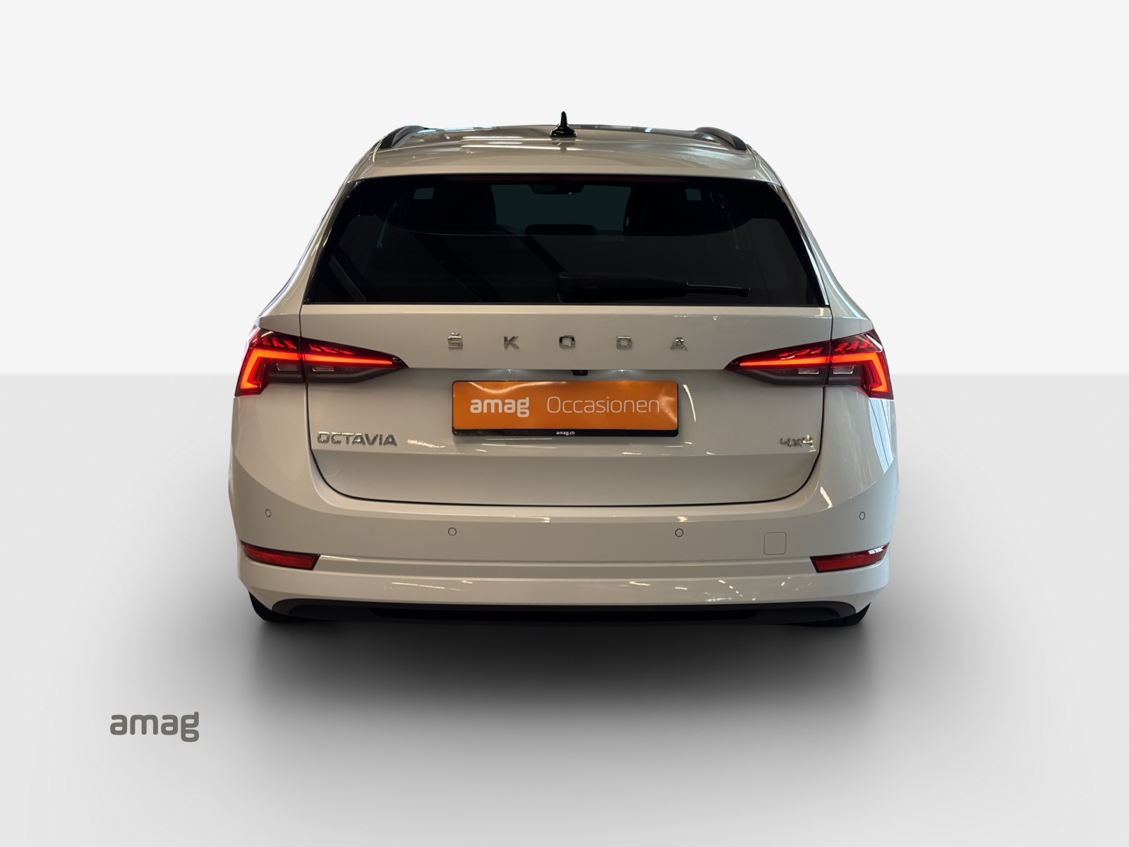 SKODA Octavia Combi 2.0 TSI Style DSG 4x4-image-3
