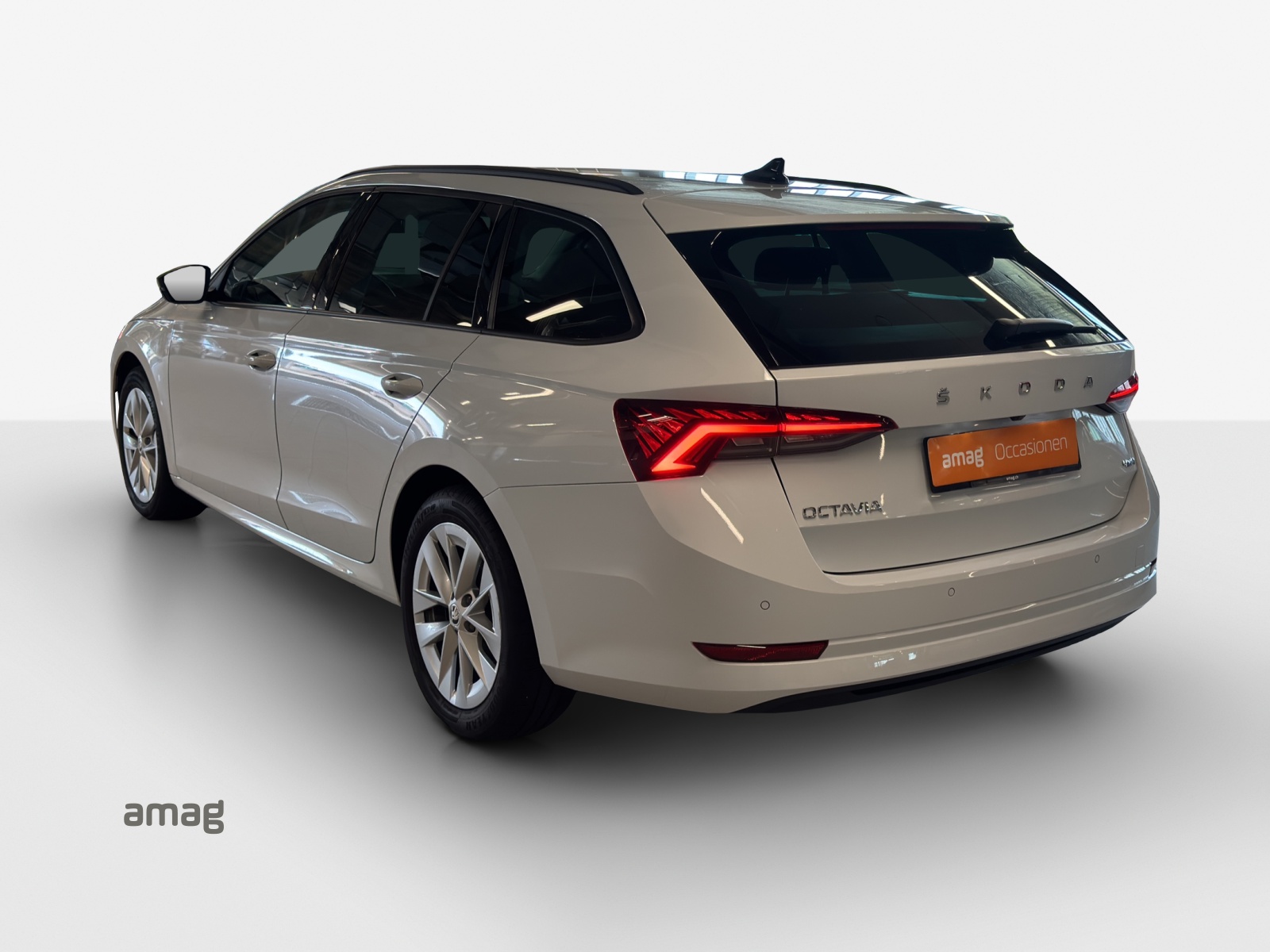 SKODA Octavia Combi 2.0 TSI Style DSG 4x4-image-2