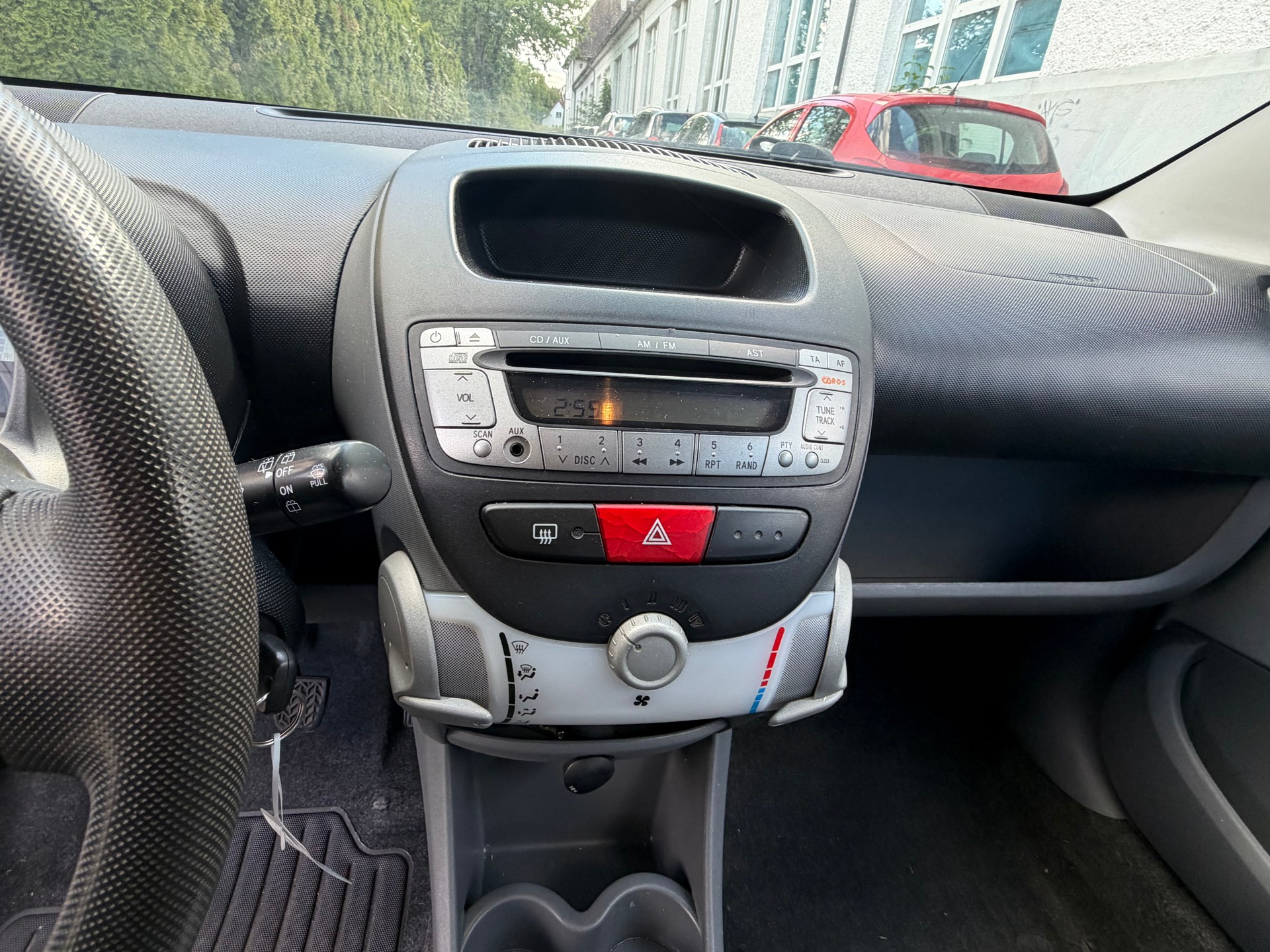 PEUGEOT 107 1.0 Trendy-image-12