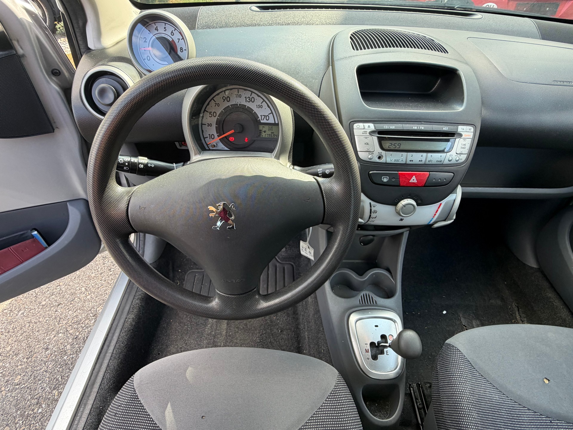 PEUGEOT 107 1.0 Trendy-image-11