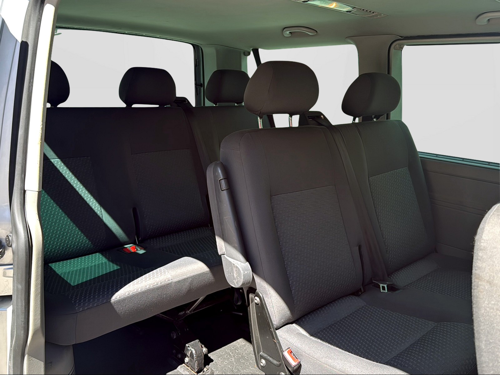 VW T5 Caravelle Trendline 2.0 TDI CR 4Motion-image-11