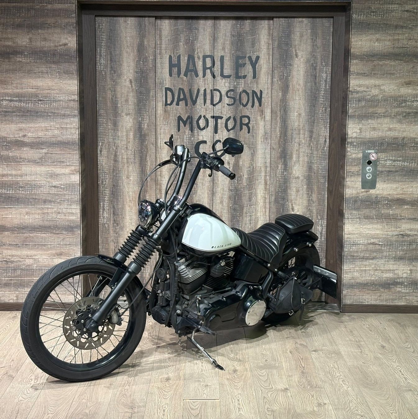 HARLEY-DAVIDSON FXS Blackline ABS-showroom-element-2