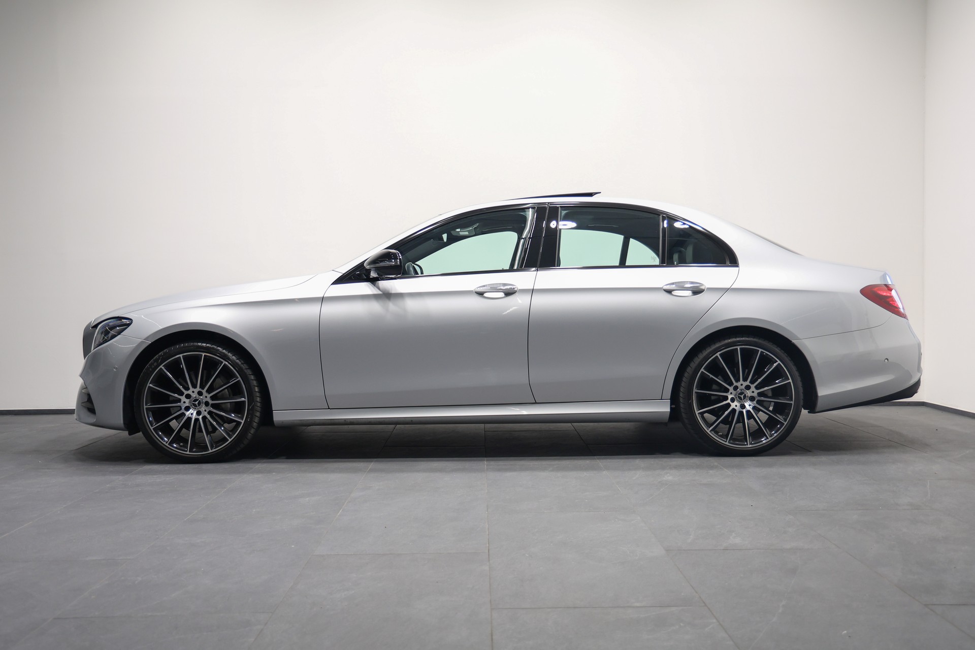 MERCEDES-BENZ E 220 d Swiss Star AMG Line 4Matic 9G-Tronic *Facelift*Vollausstattung*-image-4