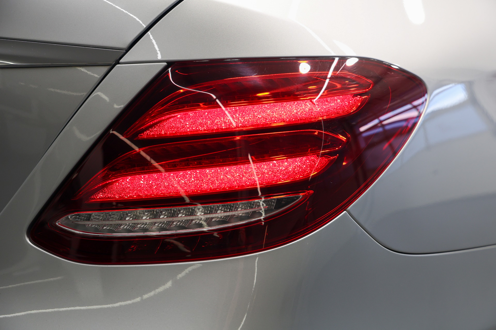 MERCEDES-BENZ E 220 d Swiss Star AMG Line 4Matic 9G-Tronic *Facelift*Vollausstattung*-image-11