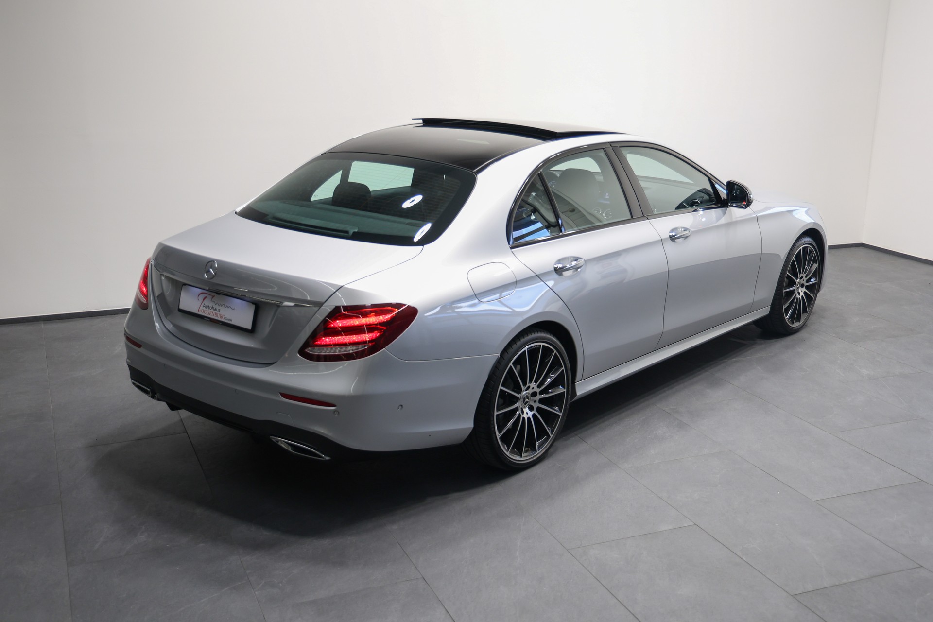 MERCEDES-BENZ E 220 d Swiss Star AMG Line 4Matic 9G-Tronic *Facelift*Vollausstattung*-image-8