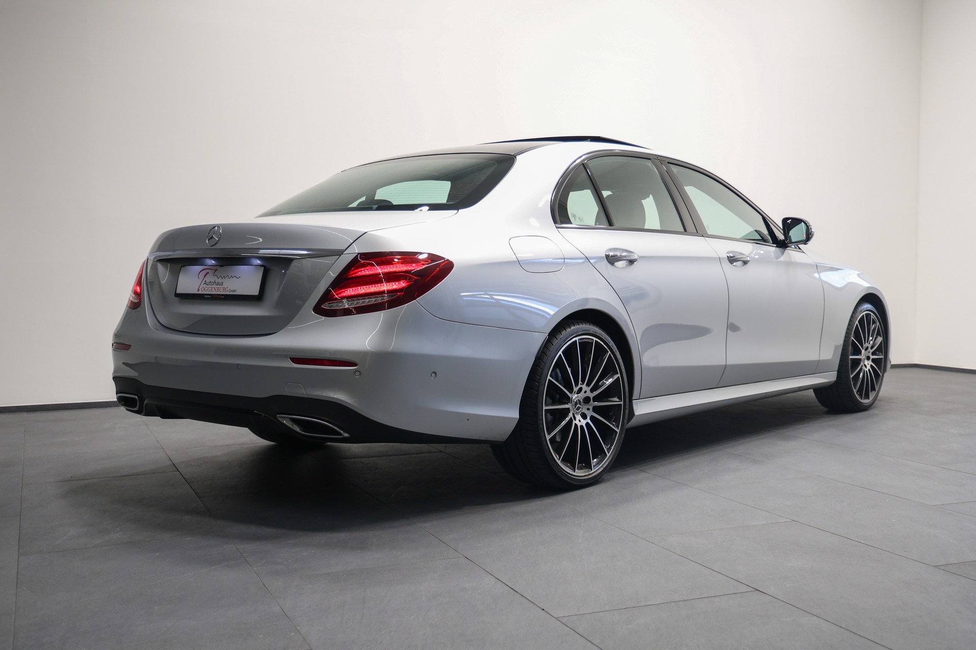 MERCEDES-BENZ E 220 d Swiss Star AMG Line 4Matic 9G-Tronic *Facelift*Vollausstattung*-image-7