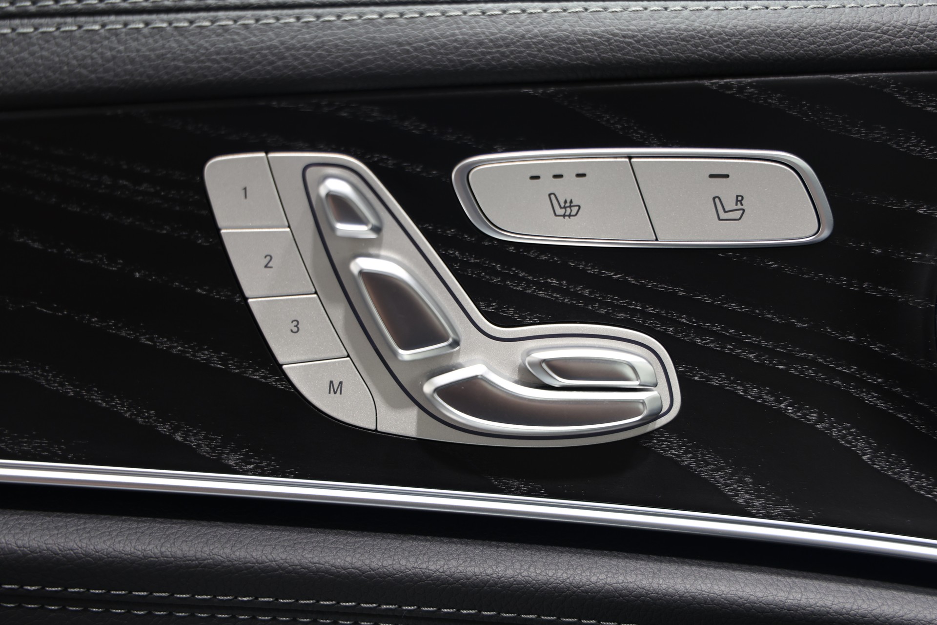 MERCEDES-BENZ E 220 d Swiss Star AMG Line 4Matic 9G-Tronic *Facelift*Vollausstattung*-image-18