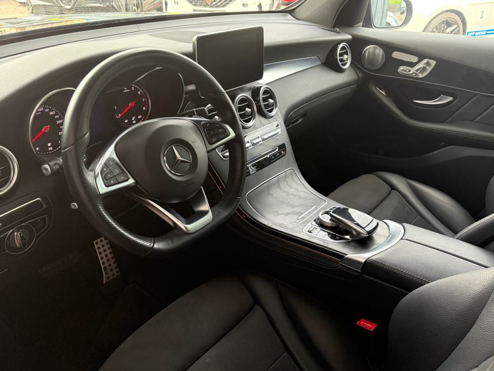 MERCEDES-BENZ GLC 300 4Matic AMG Line 9G-Tronic-showroom-element-3