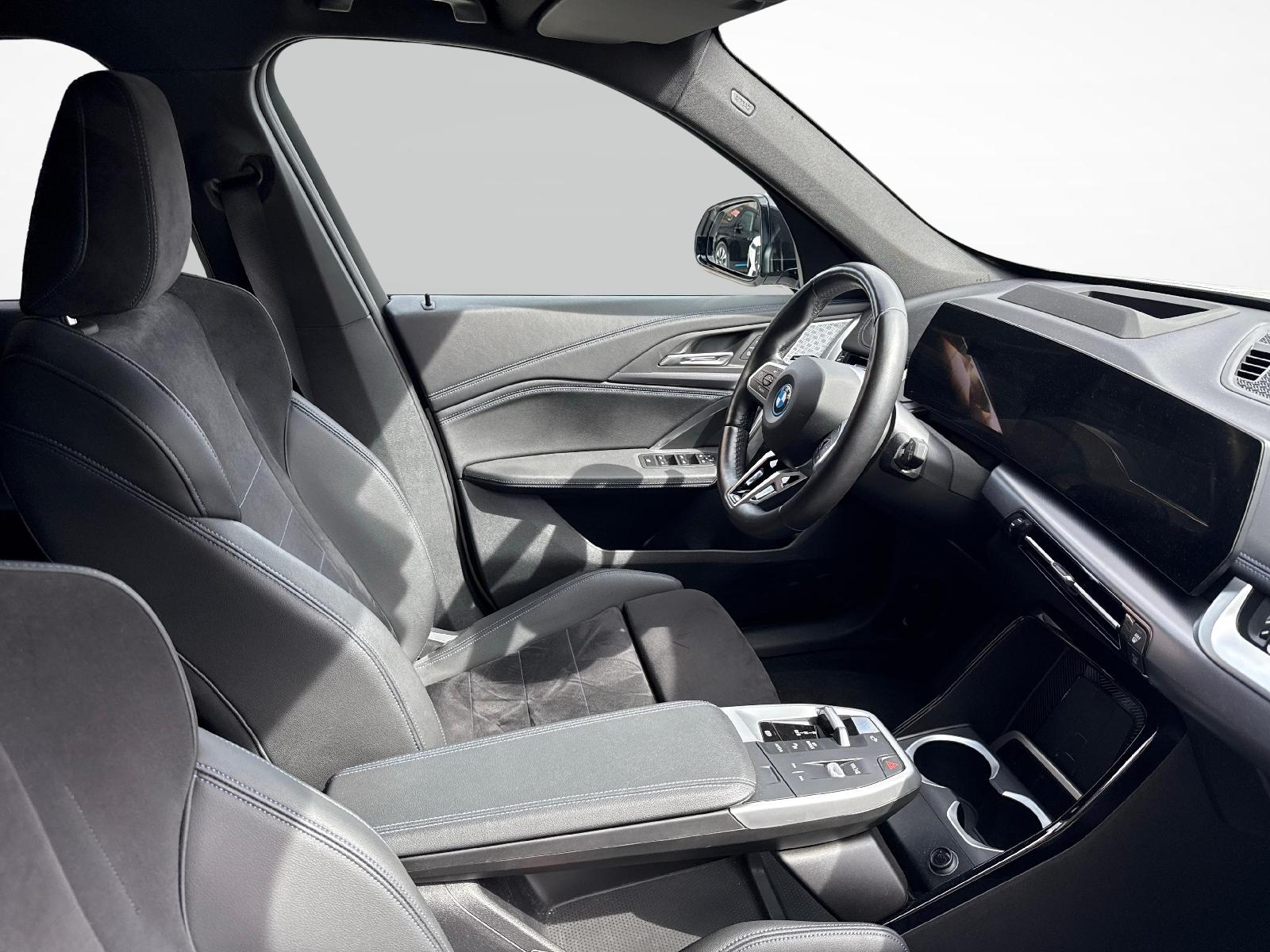 BMW iX1 xDrive 30-image-11