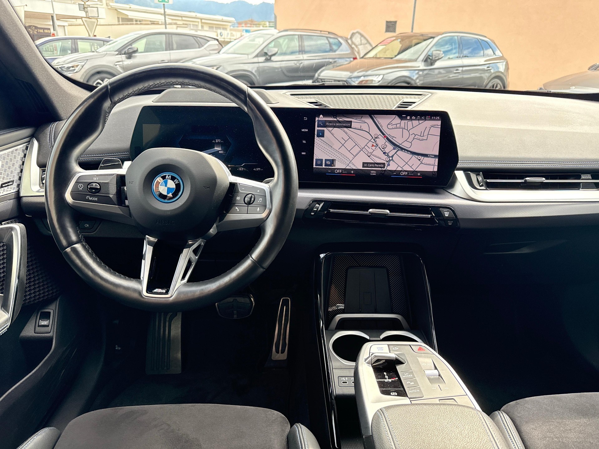 BMW iX1 xDrive 30-image-10