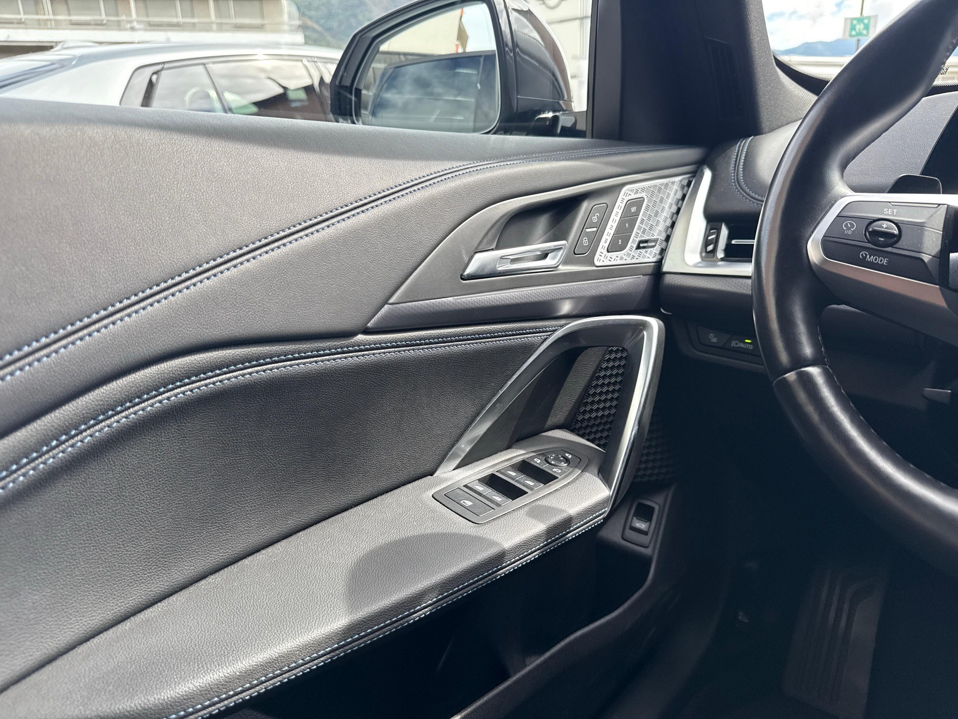 BMW iX1 xDrive 30-image-16