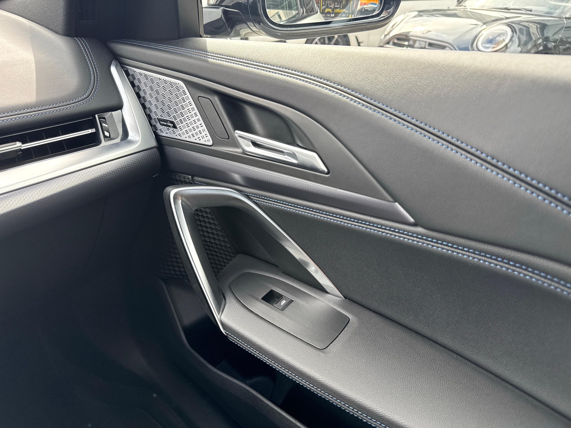 BMW iX1 xDrive 30-image-17