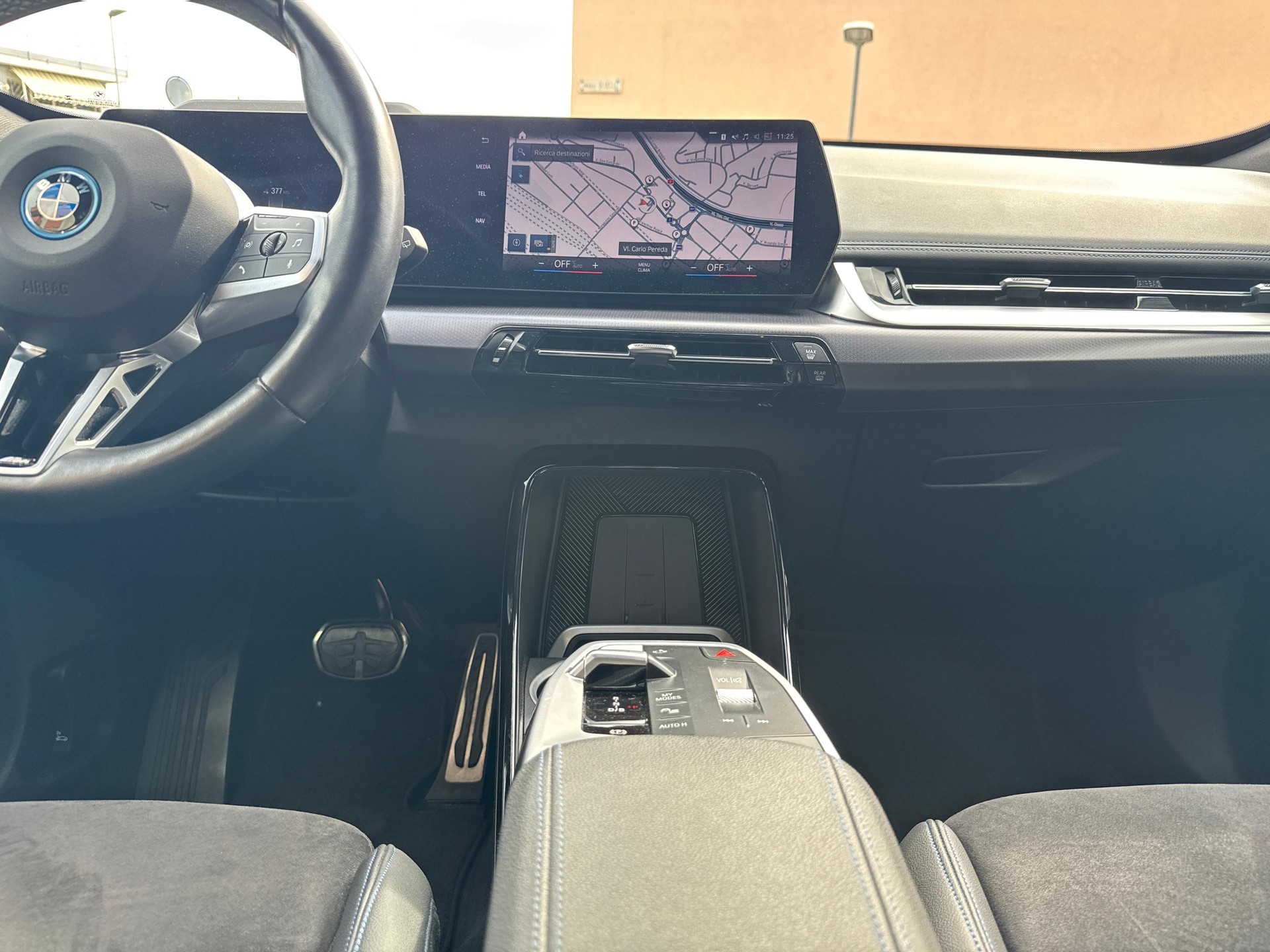 BMW iX1 xDrive 30-image-14