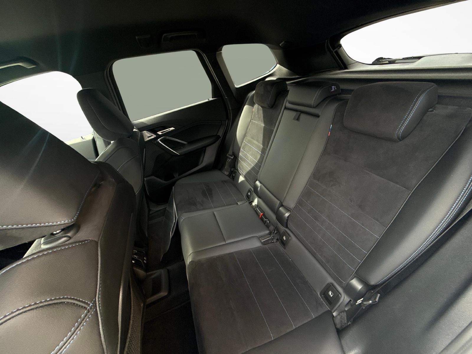 BMW iX1 xDrive 30-image-12