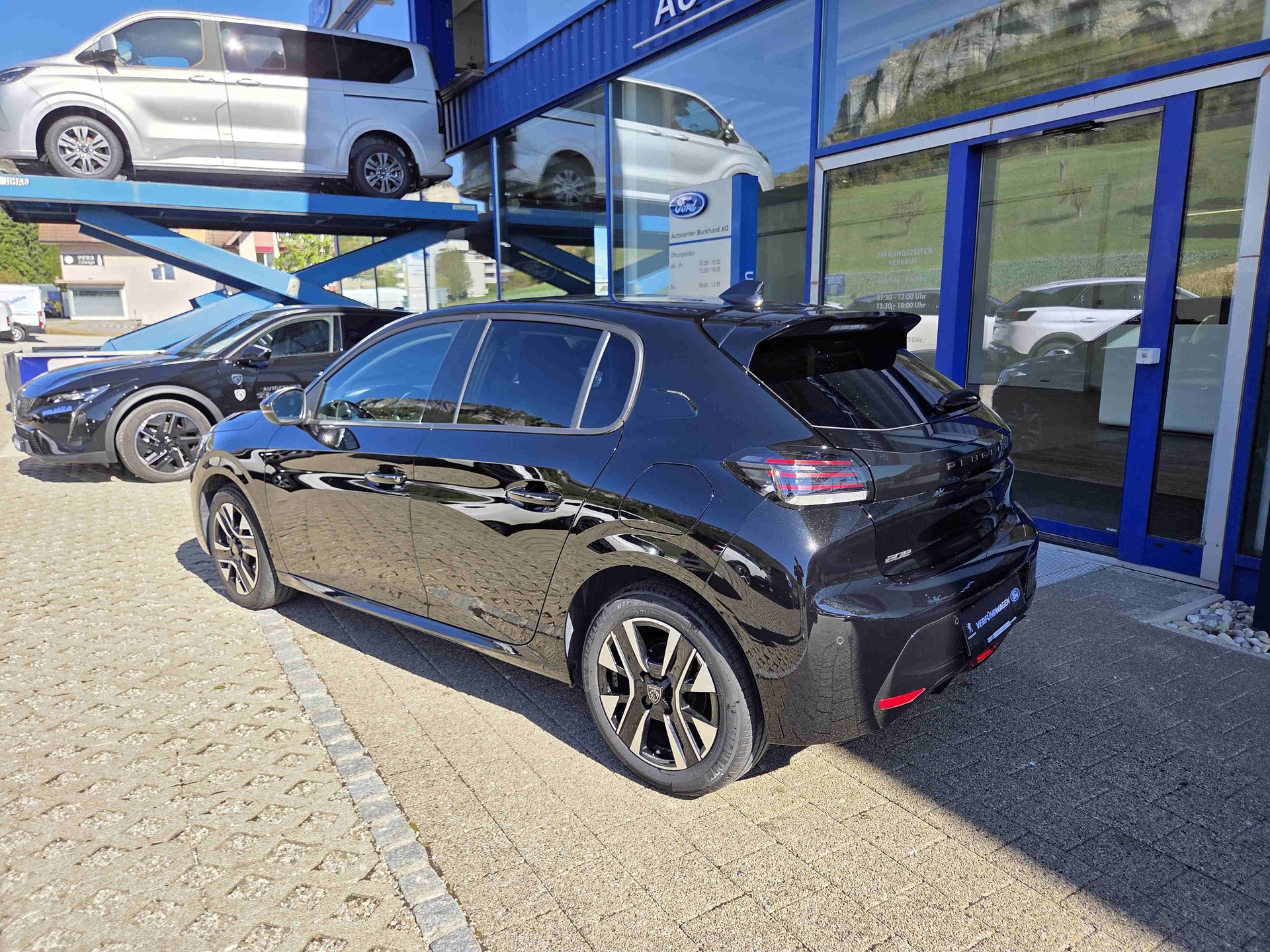 PEUGEOT 208 1.2 Hybrid Allure Premium-image-2