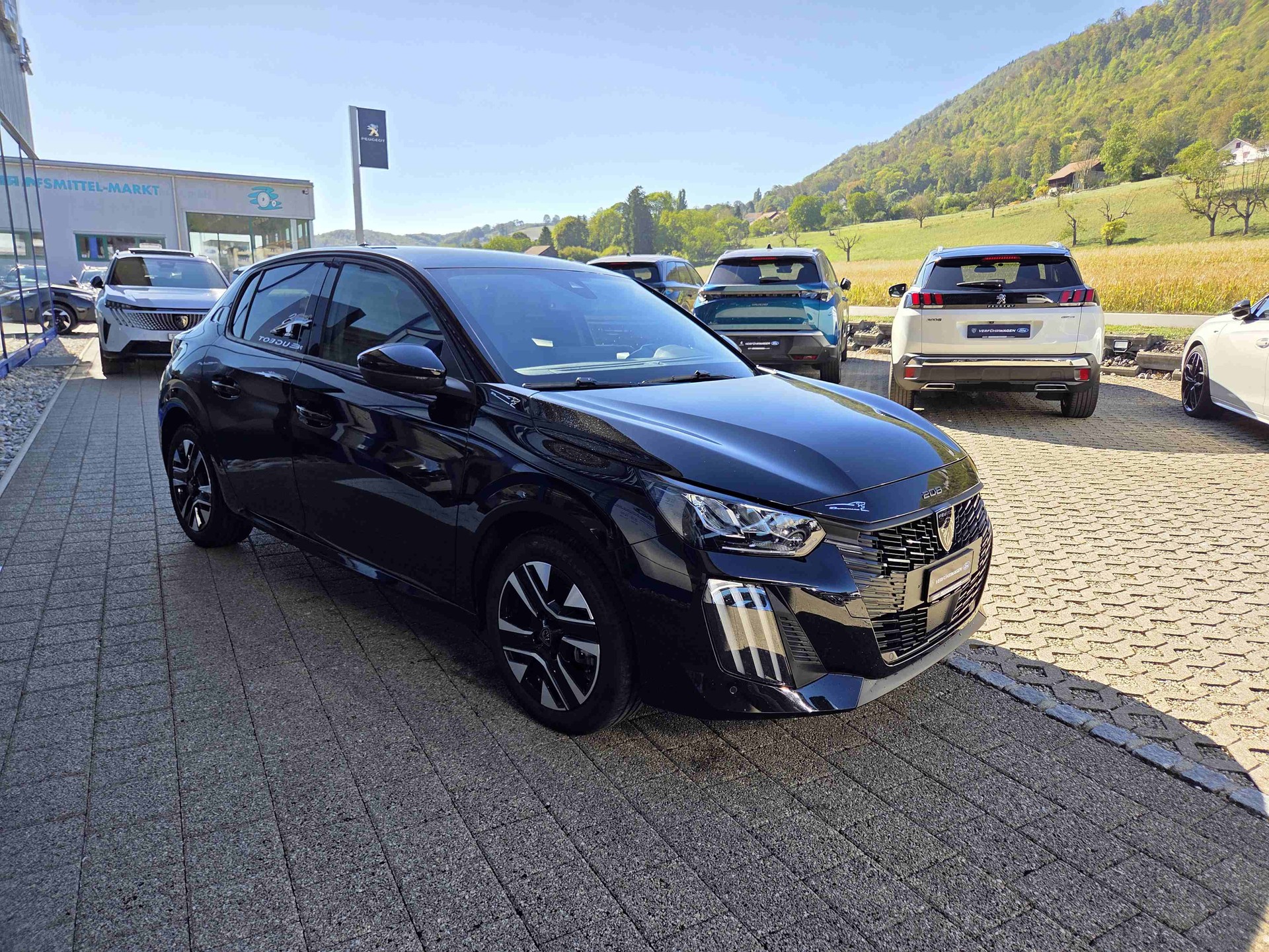 PEUGEOT 208 1.2 Hybrid Allure Premium-image-5