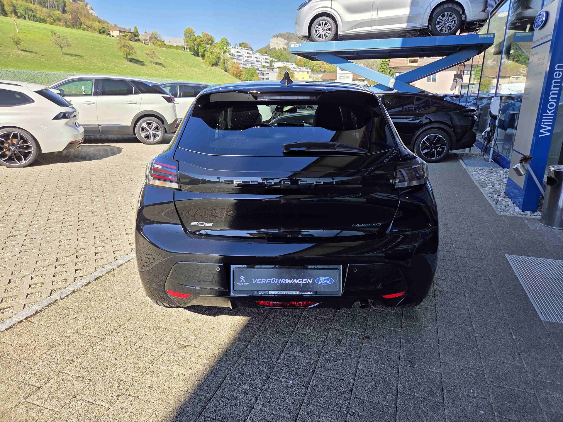 PEUGEOT 208 1.2 Hybrid Allure Premium-image-3