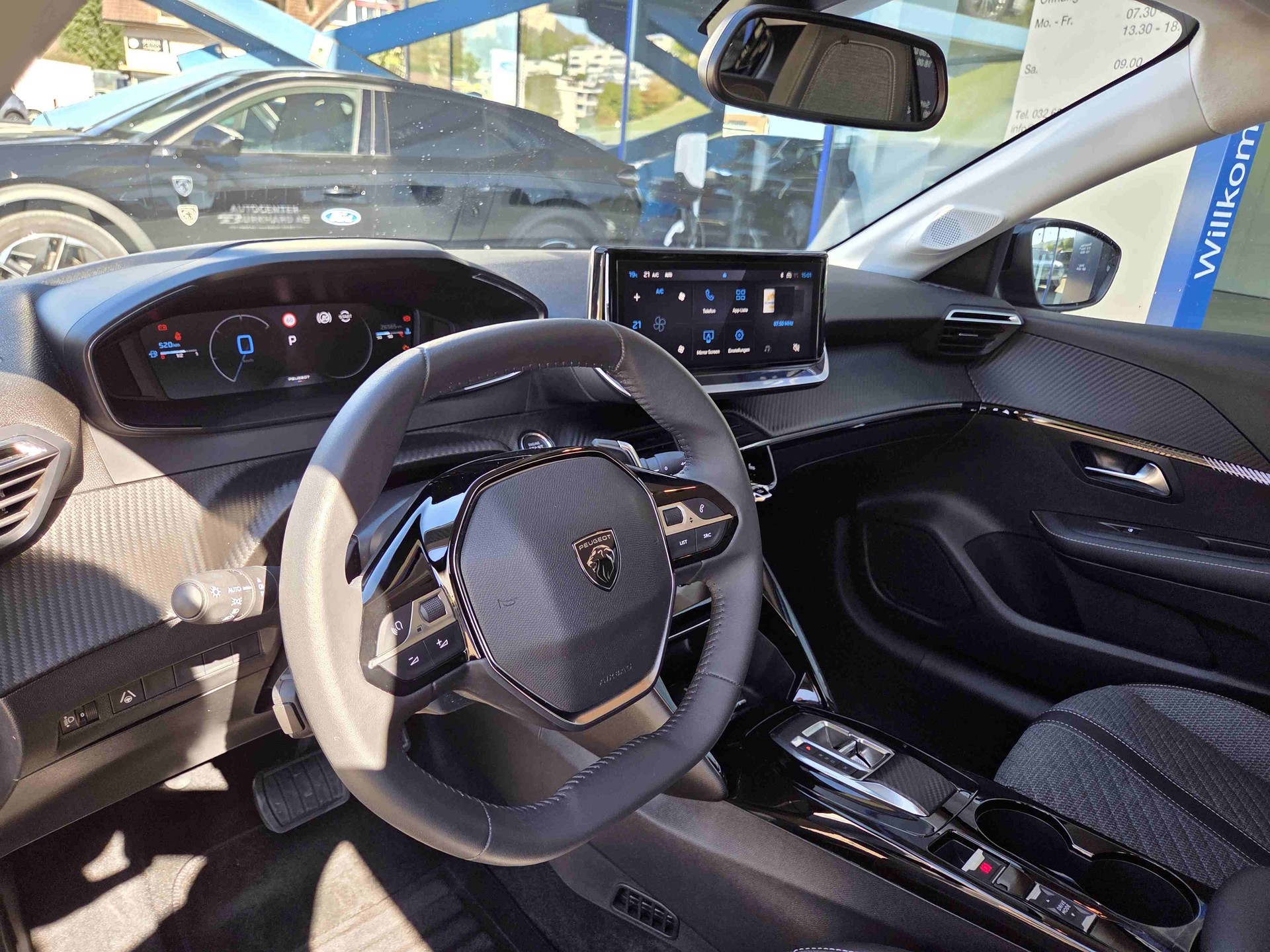 PEUGEOT 208 1.2 Hybrid Allure Premium-image-9